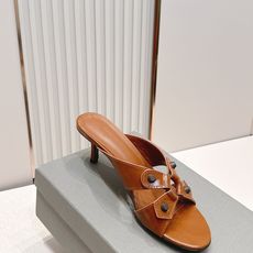 Balenciaga. 巴黎世家 26ss春夏新款铆钉镂空高跟凉拖利落大气的露趾方头剪裁,自带利落高级质 Balenciaga. 巴黎世家 26ss春夏新款铆钉镂空高跟凉拖利落大气的露趾方头剪裁,自带利落高级质