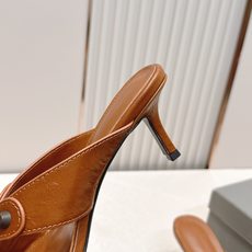 Balenciaga. 巴黎世家 26ss春夏新款铆钉镂空高跟凉拖利落大气的露趾方头剪裁,自带利落高级质 Balenciaga. 巴黎世家 26ss春夏新款铆钉镂空高跟凉拖利落大气的露趾方头剪裁,自带利落高级质