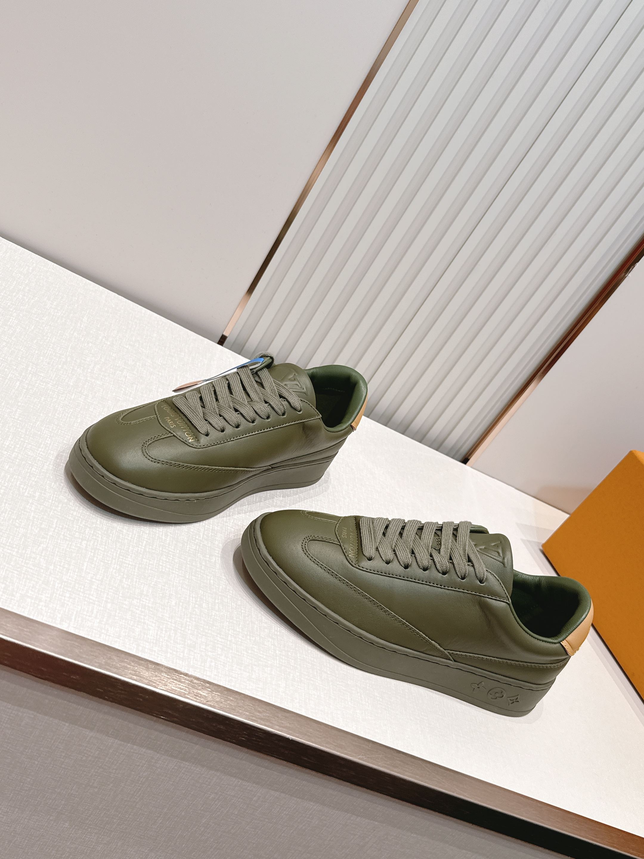 Louis Vuitton 26s新款厚底小白鞋 休闲鞋👟LV真皮小白鞋，选用优质牛皮，质感细腻耐用，内