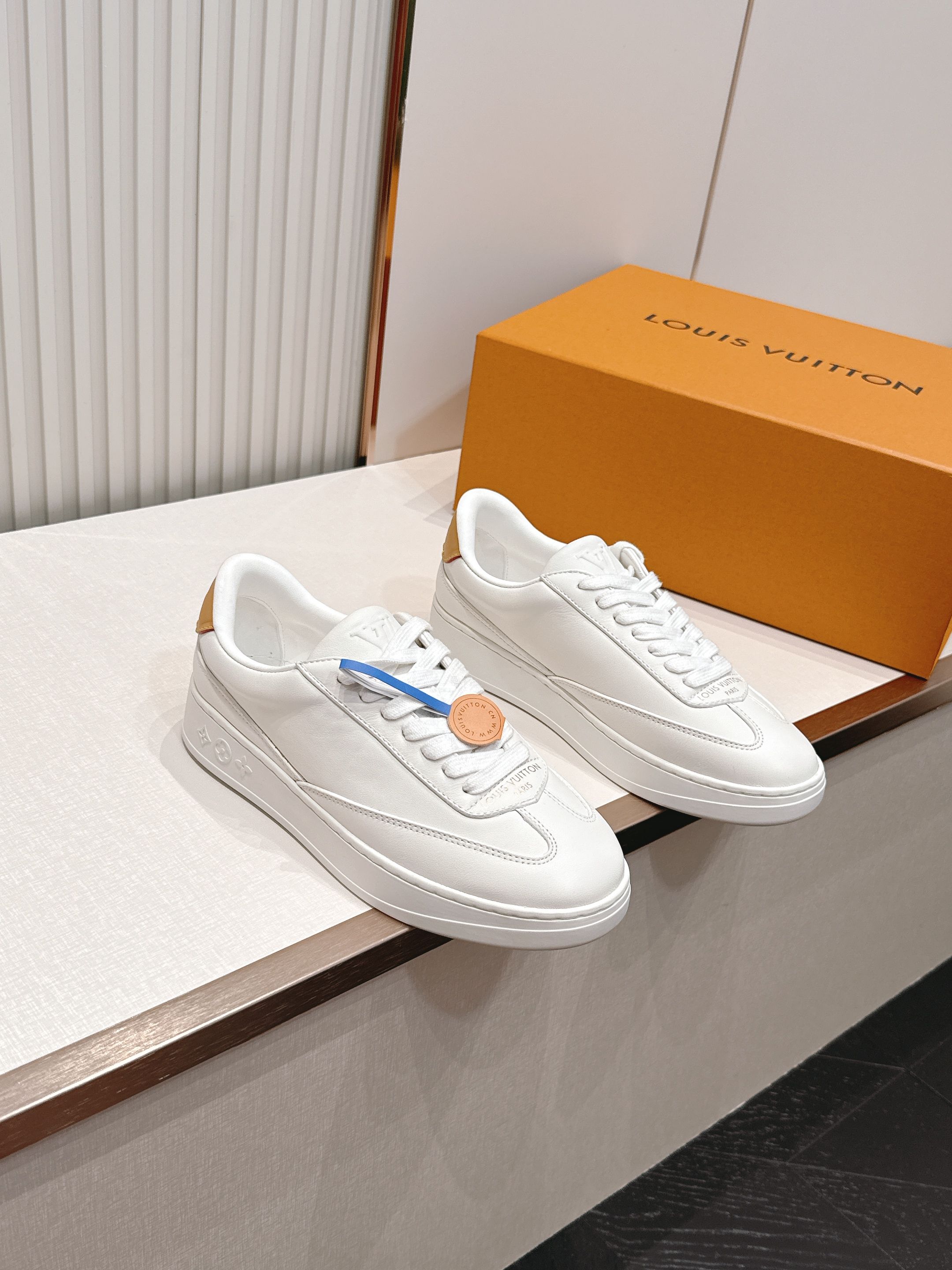 NO:868144,Louis Vuitton 26s new thick-soled white shoes casual shoes LV genuine leather white shoes, made of high-quality cowhide, with fine and durable texture, soft and comfortable sheepskin lining, suitable for long-term wear. Thick-soled design is about 5.5cm, increased and light, versatile for daily commuting and casual outings. Classic low-top lace-up, simple and elegant, white upper is easy to clean, easy to match with various styles of clothing. LV logo details, perfect brand recognition, is a practical and fashionable high-end casual shoe. Size  35-45 (40.41 for women, 38.45 for men, customized), casual shoes/sports shoes, louis vuitton, louis vuitton, sneakers, cowhide, sheepskin19860909Louis Vuitton 26s新款厚底小白鞋 休闲鞋 LV真皮小白鞋,选用优质牛皮,质感细腻耐用,内里羊皮柔软舒适,适合长时间穿着.厚底设计约5.5cm,增高又轻盈,日常通勤、休闲出街都很百搭 经典低帮系带,简约大气,白色鞋面易清洁,轻松搭配各种风格服饰.LV标志细节,品牌辨识度满分,是实用又时尚的高端休闲鞋款. Size 35-45（女40.41 男38.45定做）,休闲鞋/运动鞋,louis vuitton,louis vuitton,sneakers,cowhide,sheepskin,Women's Shoes