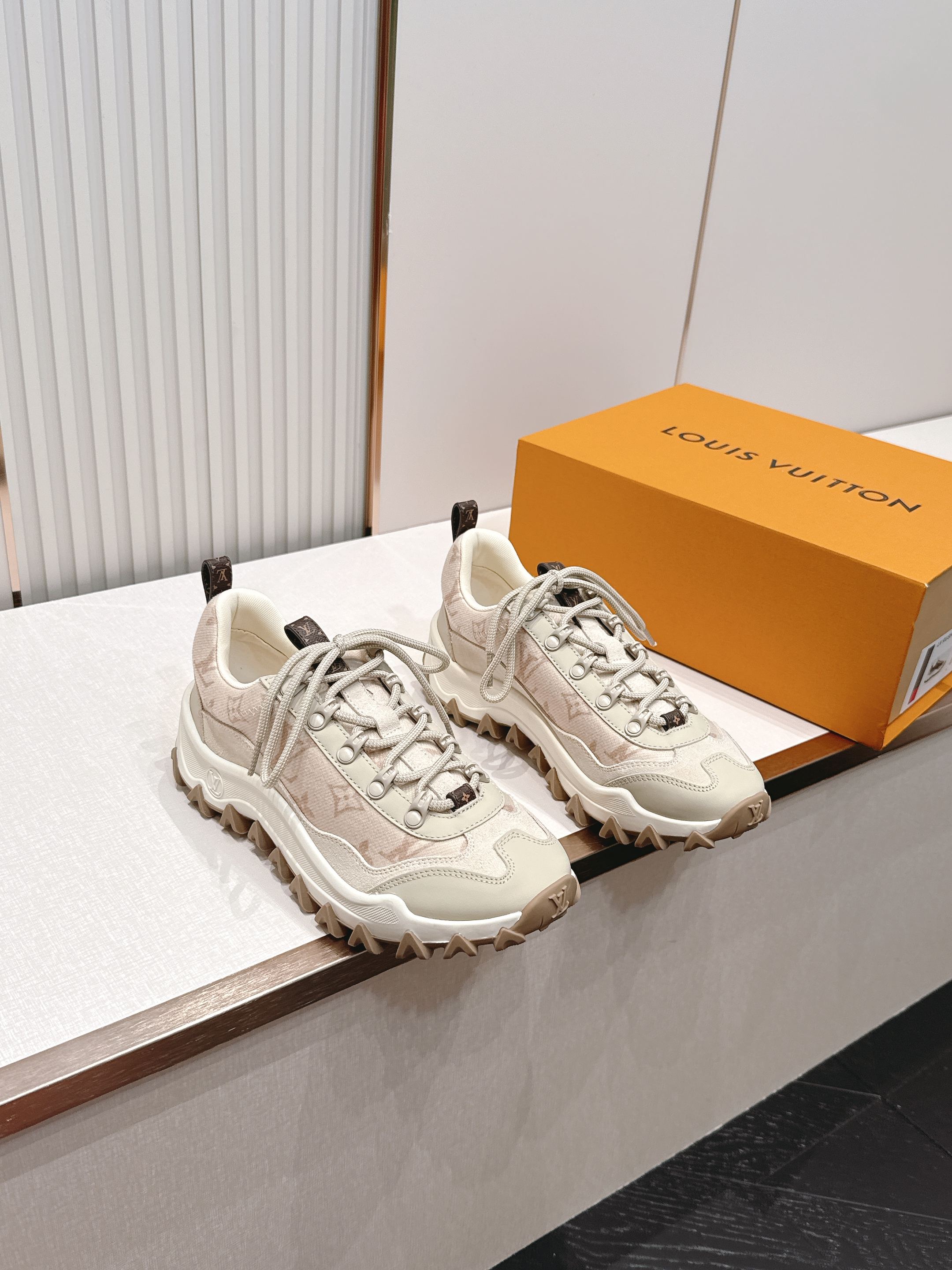 NO:868125,Top version Guan version LV Louis Vuitton L Jialu brand Runner Tatic series thick sole casual sports shoes running shoes hiking shoes original purchase development production production This LV Runner Tatic sneakers combine mesh fabrics and ribbons and other technical materials to interpret the inspiration of traditional mountaineering shoes. The LV letters are written on one side, the lasso buckle of the quick lacing system is embellished with Monogram flowers and Louis Vuitton logos, and the light and wear-resistant rubber outsole completes the overall delivery counter. Beautiful packaging  Fabric: original imported custom technical fabric + mesh lining original custom breathable mesh lining original molded anti-slip rubber combination material code number: 35-40, casual shoes/sports shoes, louis vuitton, louis vuitton, louis vuitton, louis vuitton, sneakers19860909顶级版本 莞版 LV路易威登 L家驴牌Runner Tatic系列 厚底 休闲 运动鞋 跑鞋 登山鞋 原版购入开发 做货 本款 LV Runner Tatic 运动鞋融合网格面料和饰带等科技材质,演绎传统登山鞋的灵感启发.LV 字母抒写于一侧,快速系带系统的套索扣点缀 Monogram 花卉和路易威登标识,轻盈耐磨的橡胶外底完善整体 配送专柜精美包装 面料:原版进口定制科技面料+网面 内里原版定制透气网里 鞋底原版开模防滑橡胶组合材质 码数:35-40,休闲鞋/运动鞋,louis vuitton,louis vuitton,louis vuitton,louis vuitton,sneakers,Women's Shoes