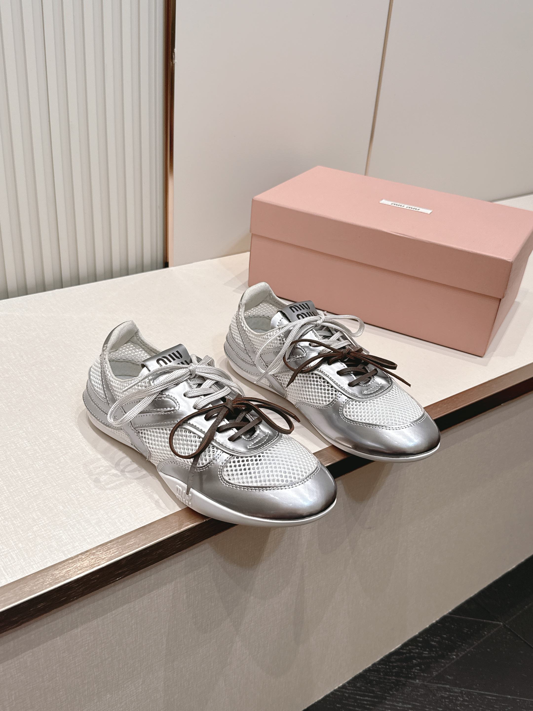 NO:868041,MiuMiu 26ss new lace-up mesh casual shoes, moral training shoes, classic upgrades, retro and old fashion, simple and advanced, casual matching, very comfortable on the feet, a must-have for the year!  Upper imported suede cowhide + breathable mesh, lining original breathable fabric, outsole original outsole, size 35-40, female 40, customized (non-returnable), casual shoes/sports shoes, miumiu, sneakers, cowhide19860909MiuMiu 缪缪 26ss新款系带网面休闲鞋德训鞋 经典升级 复古做旧时尚 简约高级 随意搭配 上脚非常舒适,年度必入款！ 鞋面进口反绒牛皮+透气网布 内里原版透气布料 大底原版大底 码数35-40女40订做不退换）,休闲鞋/运动鞋,miumiu,sneakers,cowhide,Women's Shoes