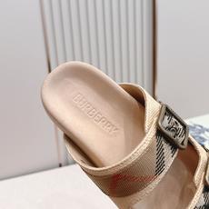 巴宝莉Burberry 经典拖鞋 选用柔软反绒面革面料打造,于意大利工坊精制而成。融入格纹图案压花,搭配 巴宝莉Burberry 经典拖鞋 选用柔软反绒面革面料打造,于意大利工坊精制而成。融入格纹图案压花,搭配