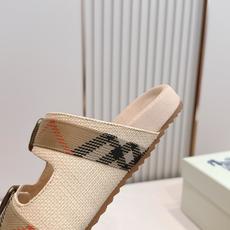 巴宝莉Burberry 经典拖鞋 选用柔软反绒面革面料打造,于意大利工坊精制而成。融入格纹图案压花,搭配 巴宝莉Burberry 经典拖鞋 选用柔软反绒面革面料打造,于意大利工坊精制而成。融入格纹图案压花,搭配