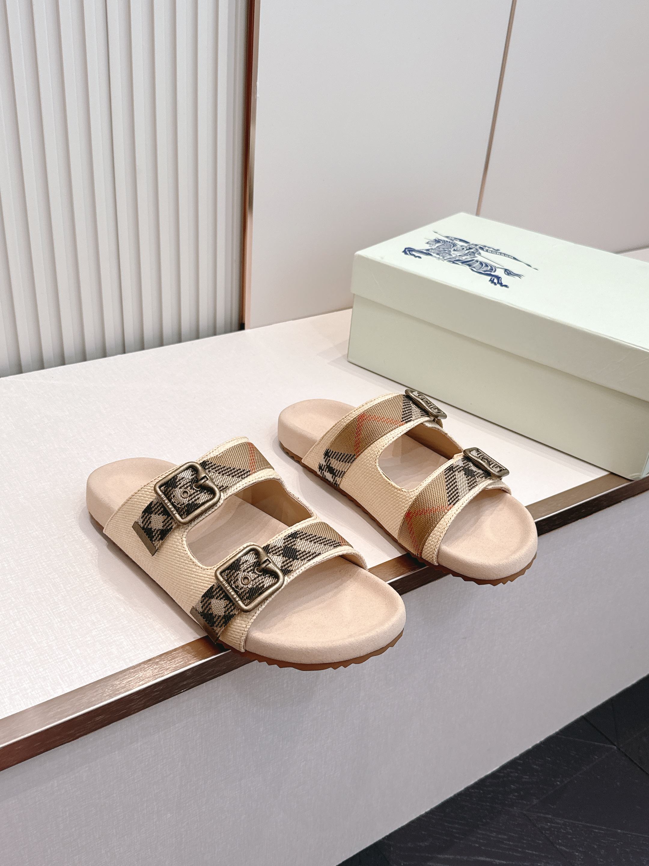 NO:868033,Burberry classic slippers are made of soft suede fabric and are crafted in Italian workshops. They are embossed with a plaid pattern and are paired with an embossed sole embellished with the brand's iconic logo. It has an adjustable B-shaped buckle strap and is decorated with the signature sand-colored Burberry plaid of jacquard worsted. Fabric suede/cowhide, lining silk cowhide, foam rubber outsole, size women's size 35/41 (customized for 35, 41)  Men's size 38/45 (45 customized), slippers, burberry, burberry, slippers, cowhide19860909巴宝莉Burberry 经典拖鞋 选用柔软反绒面革面料打造,于意大利工坊精制而成.融入格纹图案压花,搭配压纹鞋底,其上点缀典藏品牌徽标.设有可调式 B 字型扣环束带,装饰提花精纺的标志性沙色 Burberry 格纹. 面料反绒皮/牛皮 里布丝绸牛里 大底橡胶发泡 码数女码35/41（35、41定制） 男码38/45（45定制）,拖鞋,burberry,burberry,slippers,cowhide,Women's Shoes