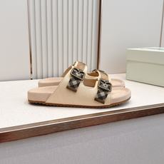 巴宝莉Burberry 经典拖鞋 选用柔软反绒面革面料打造,于意大利工坊精制而成。融入格纹图案压花,搭配 巴宝莉Burberry 经典拖鞋 选用柔软反绒面革面料打造,于意大利工坊精制而成。融入格纹图案压花,搭配