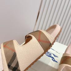 巴宝莉Burberry 经典拖鞋 选用柔软反绒面革面料打造,于意大利工坊精制而成。融入格纹图案压花,搭配 巴宝莉Burberry 经典拖鞋 选用柔软反绒面革面料打造,于意大利工坊精制而成。融入格纹图案压花,搭配