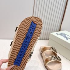 巴宝莉Burberry 经典拖鞋 选用柔软反绒面革面料打造,于意大利工坊精制而成。融入格纹图案压花,搭配 巴宝莉Burberry 经典拖鞋 选用柔软反绒面革面料打造,于意大利工坊精制而成。融入格纹图案压花,搭配
