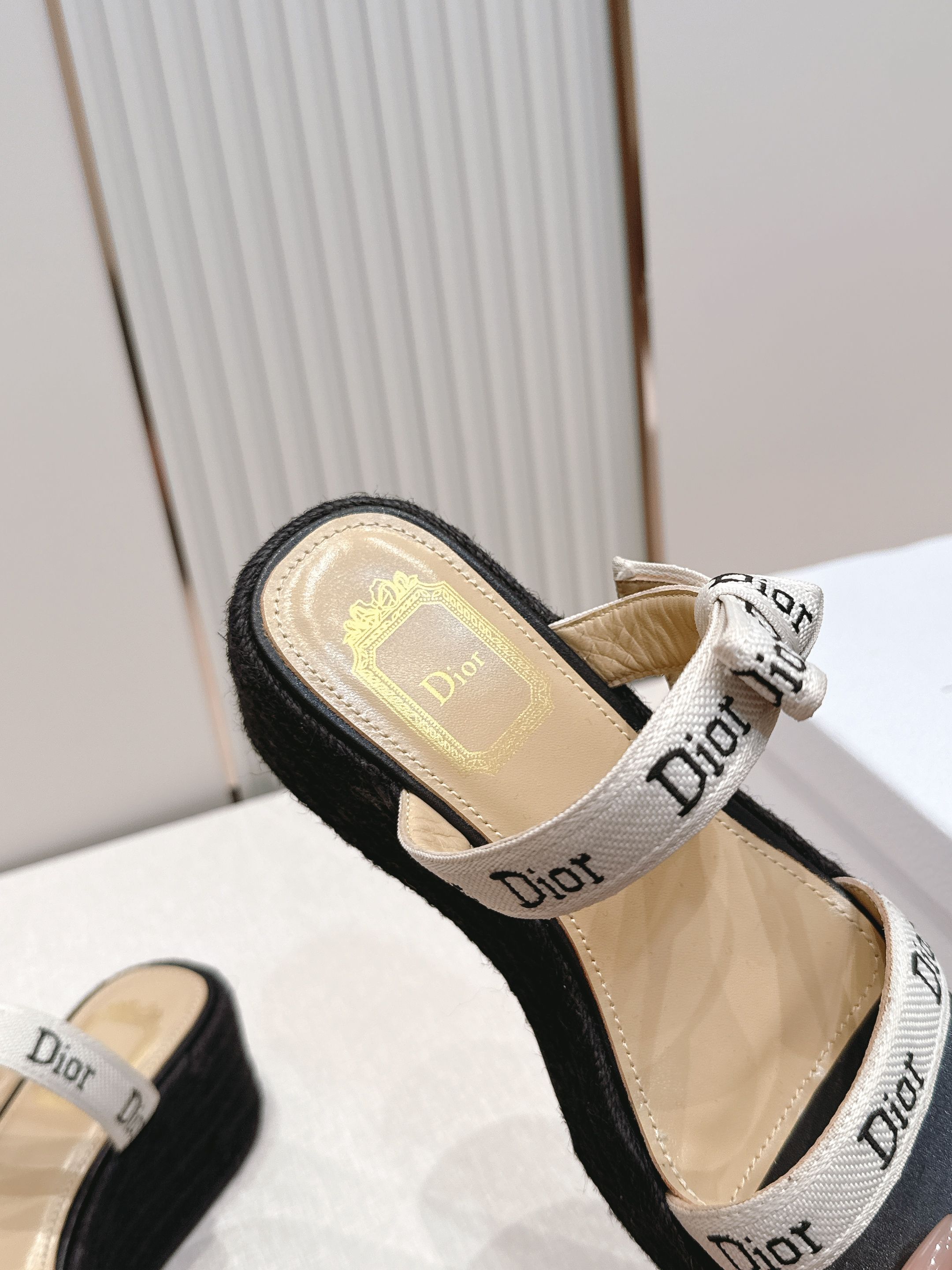 Dior｜迪奥 夏季新款厚底水台凉鞋 ✨经典飞织带标志超有辨识度！矮子乐厚水台增高显瘦，日常通勤或宴会都