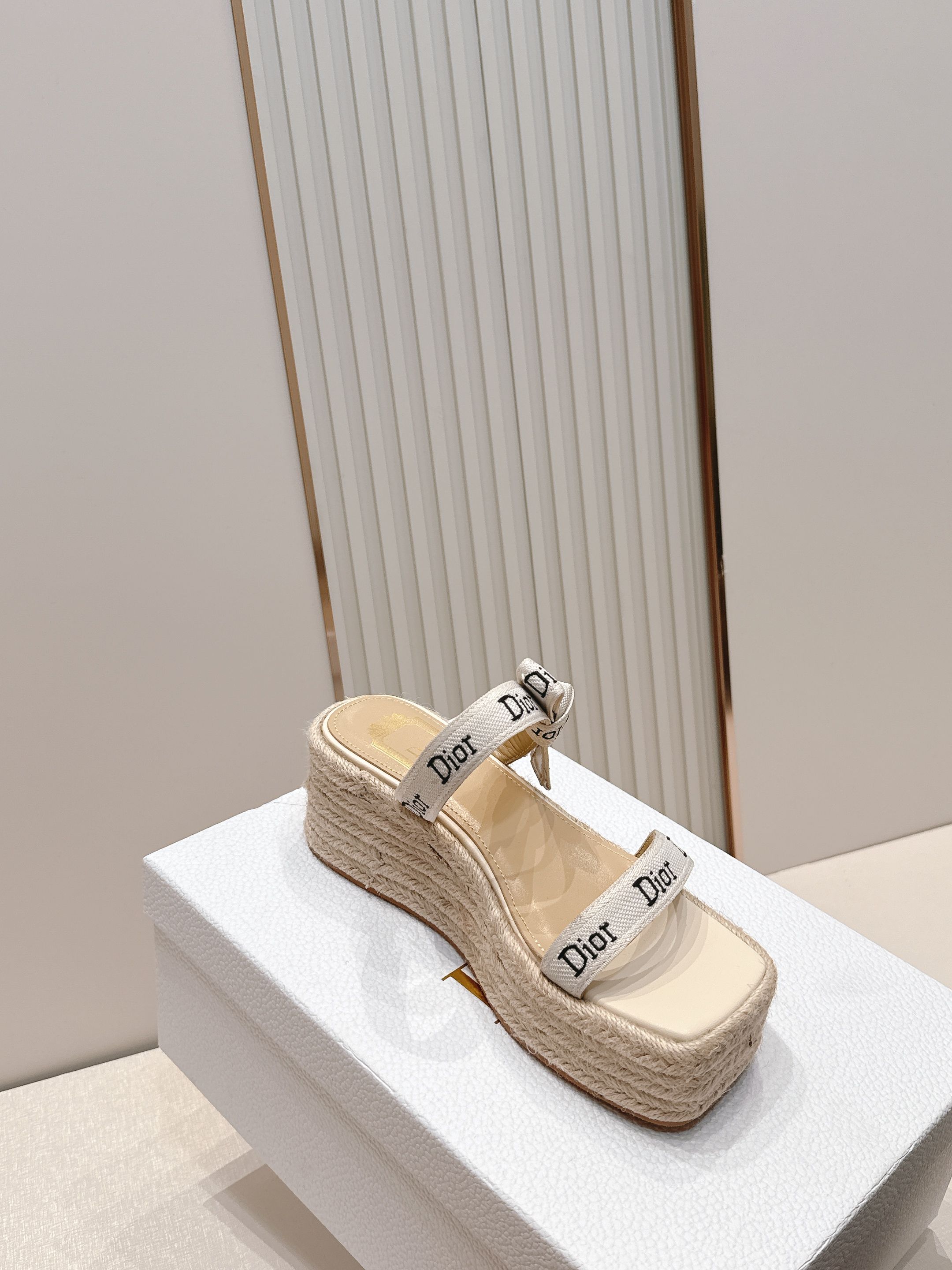 Dior｜迪奥 夏季新款厚底水台凉鞋 ✨经典飞织带标志超有辨识度！矮子乐厚水台增高显瘦，日常通勤或宴会都