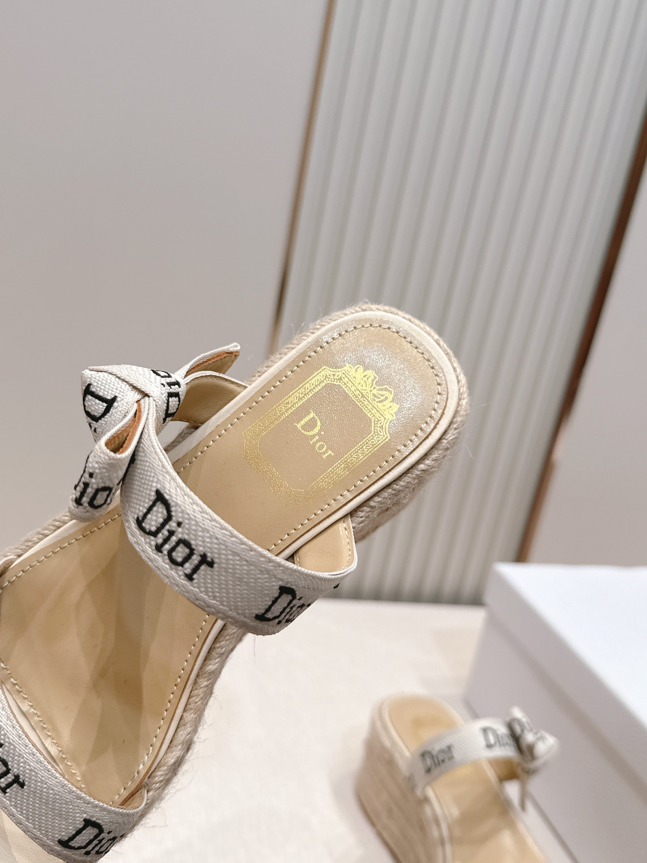 Dior｜迪奥 夏季新款厚底水台凉鞋 ✨经典飞织带标志超有辨识度！矮子乐厚水台增高显瘦，日常通勤或宴会都