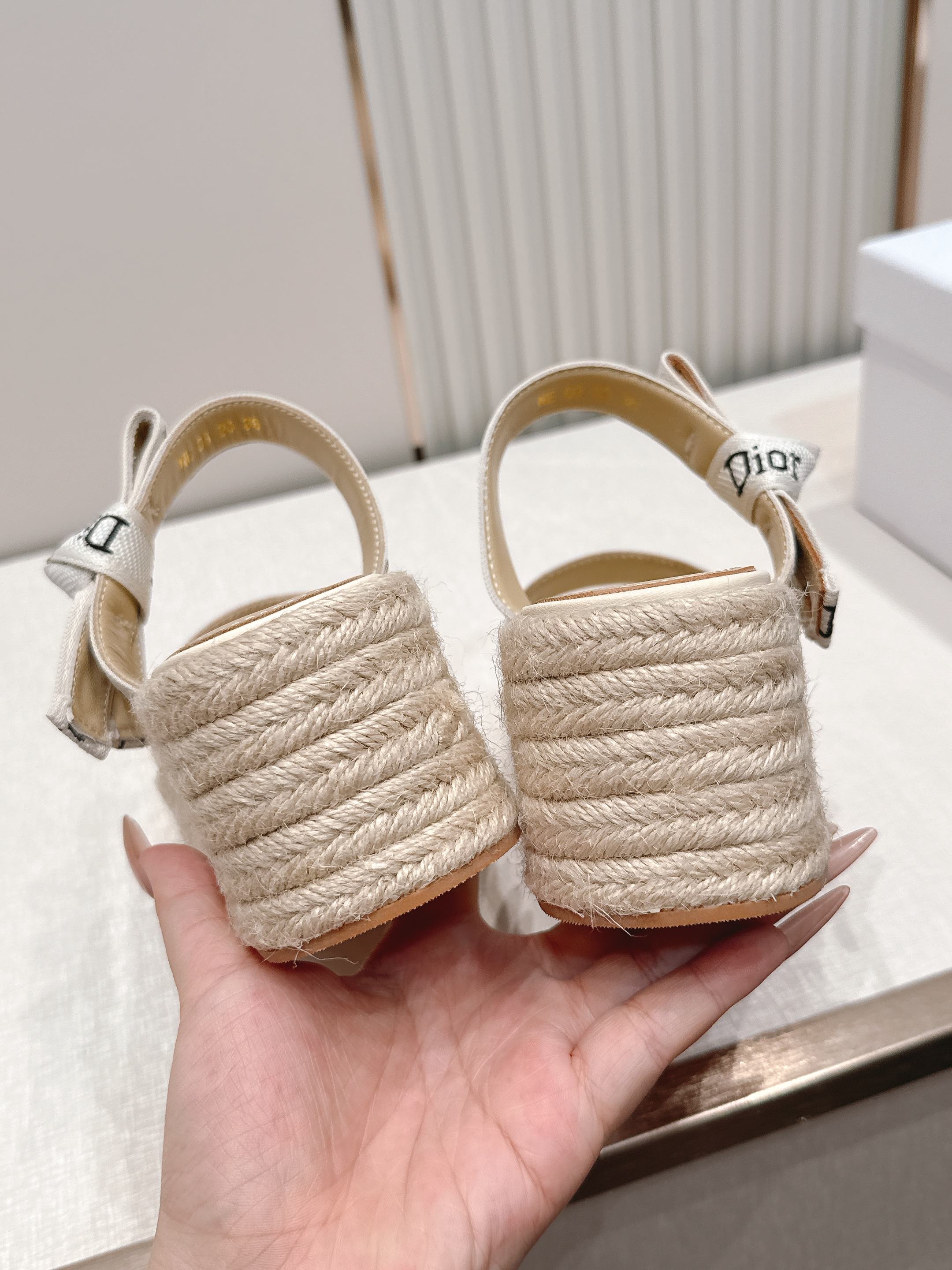 Dior｜迪奥 夏季新款厚底水台凉鞋 ✨经典飞织带标志超有辨识度！矮子乐厚水台增高显瘦，日常通勤或宴会都