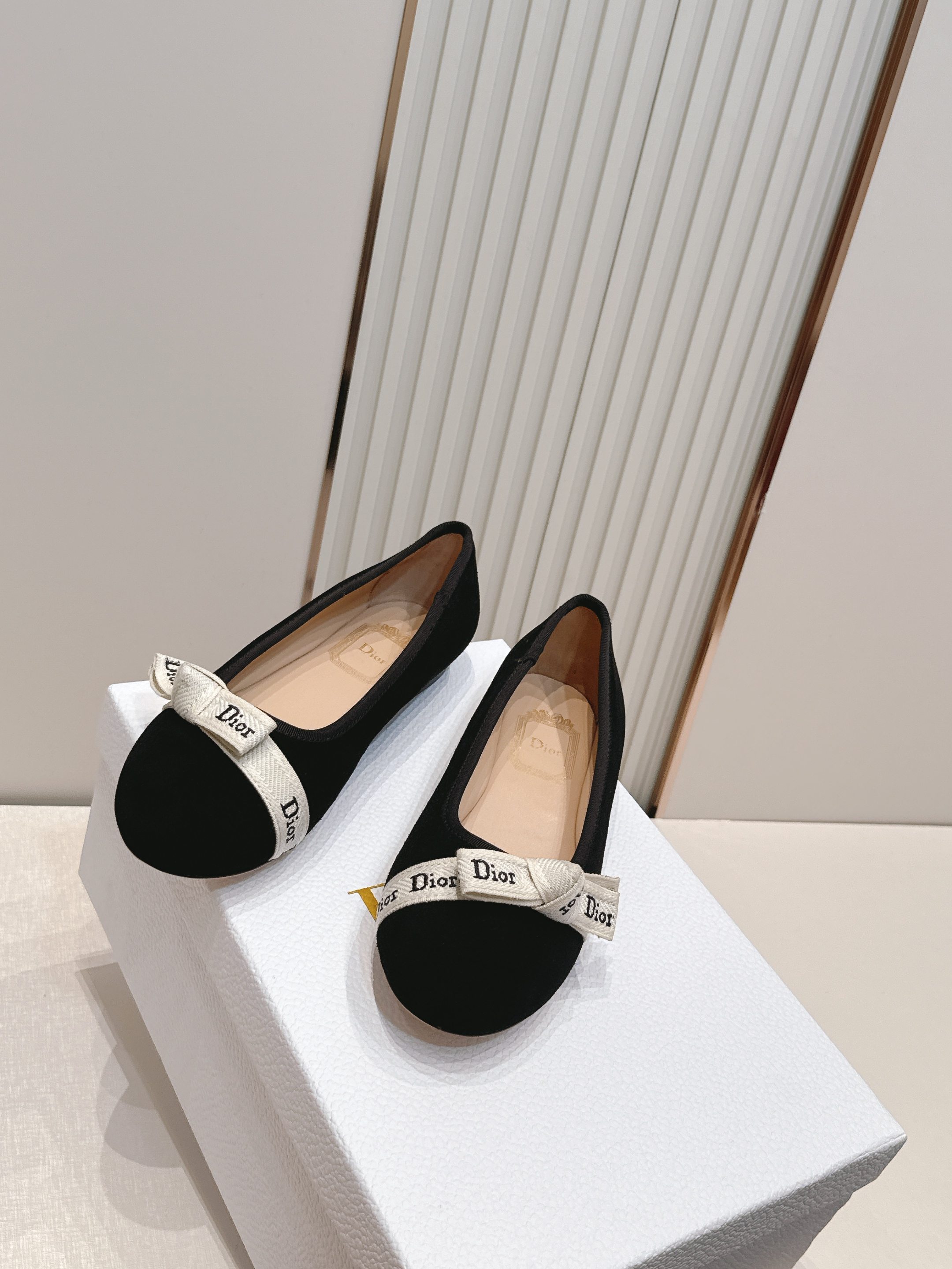 单鞋 Dior 迪奥 2026新款休闲鞋单鞋 经典品牌织带蝴蝶结点缀 低调奢华，随意穿搭 舒适度百分百少