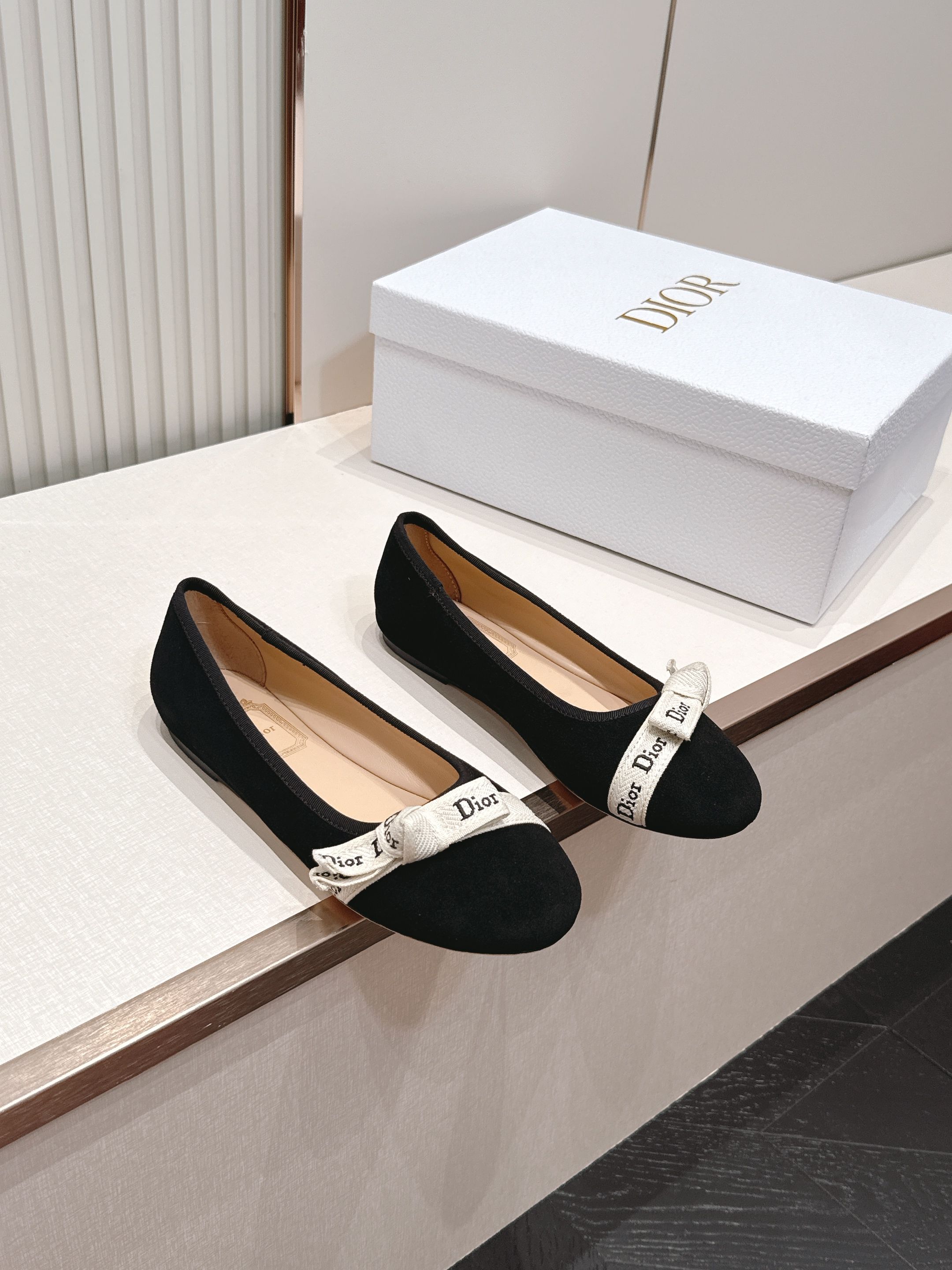 单鞋 Dior 迪奥 2026新款休闲鞋单鞋 经典品牌织带蝴蝶结点缀 低调奢华，随意穿搭 舒适度百分百少