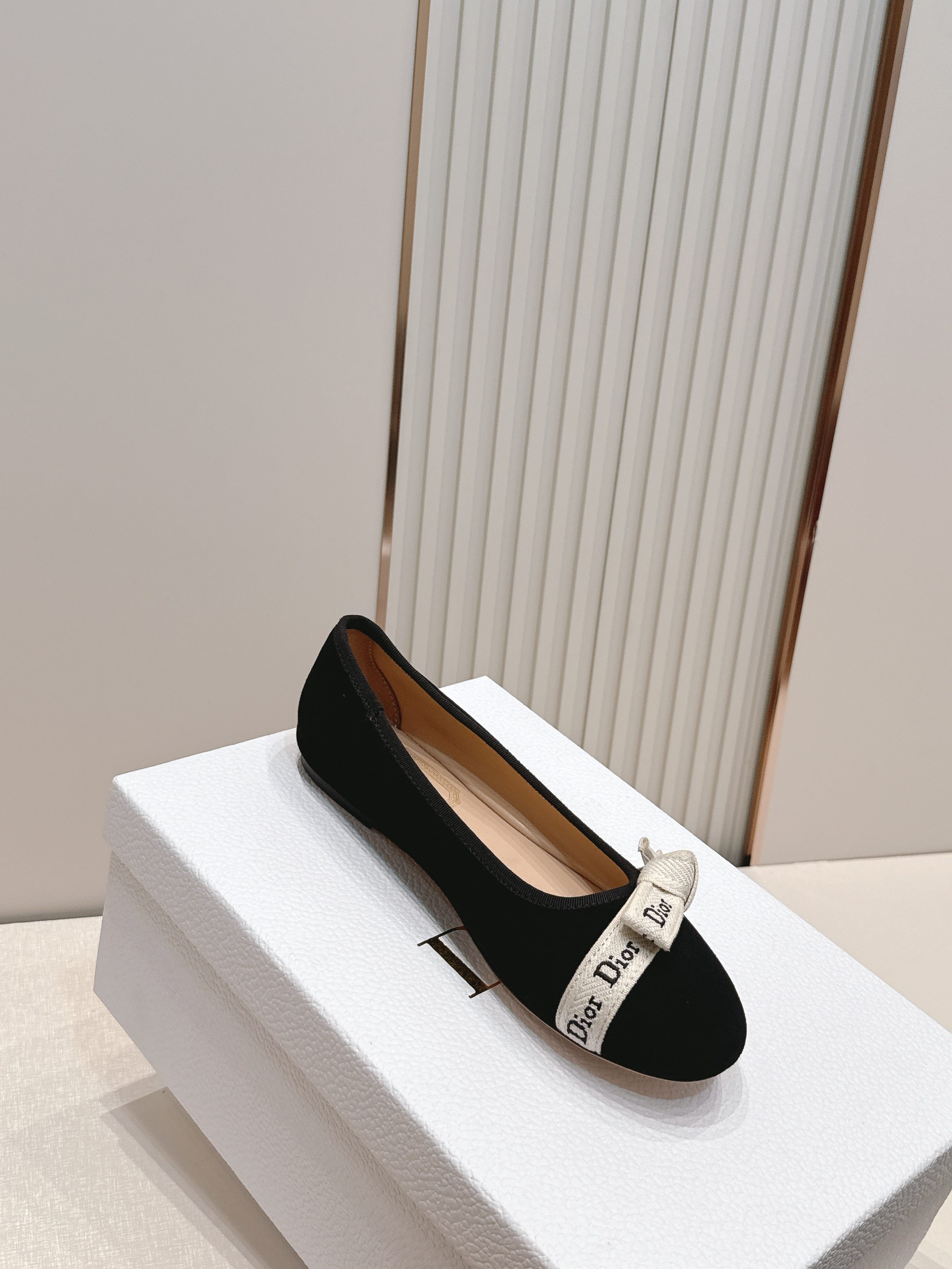 单鞋 Dior 迪奥 2026新款休闲鞋单鞋 经典品牌织带蝴蝶结点缀 低调奢华，随意穿搭 舒适度百分百少