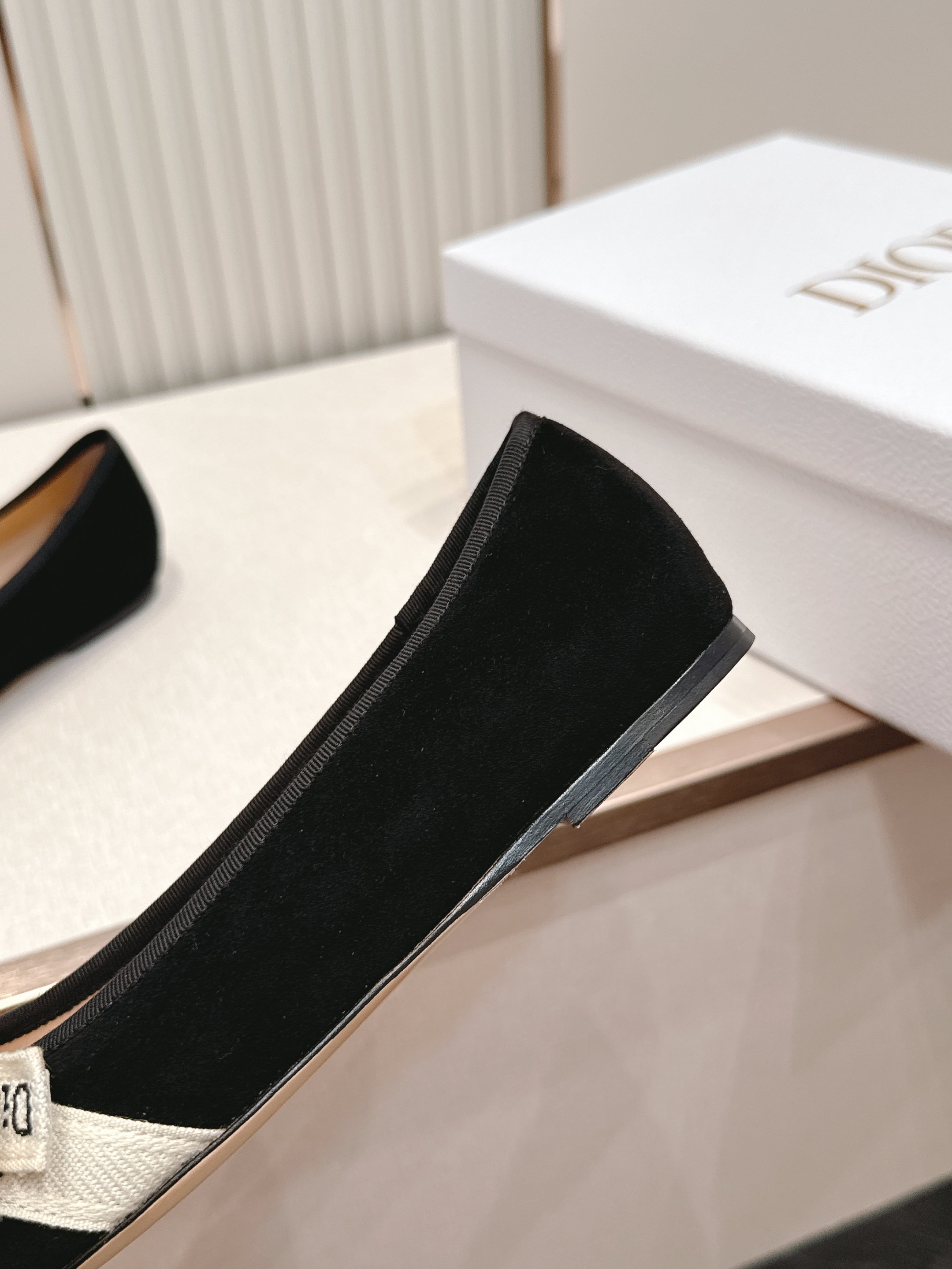 单鞋 Dior 迪奥 2026新款休闲鞋单鞋 经典品牌织带蝴蝶结点缀 低调奢华，随意穿搭 舒适度百分百少