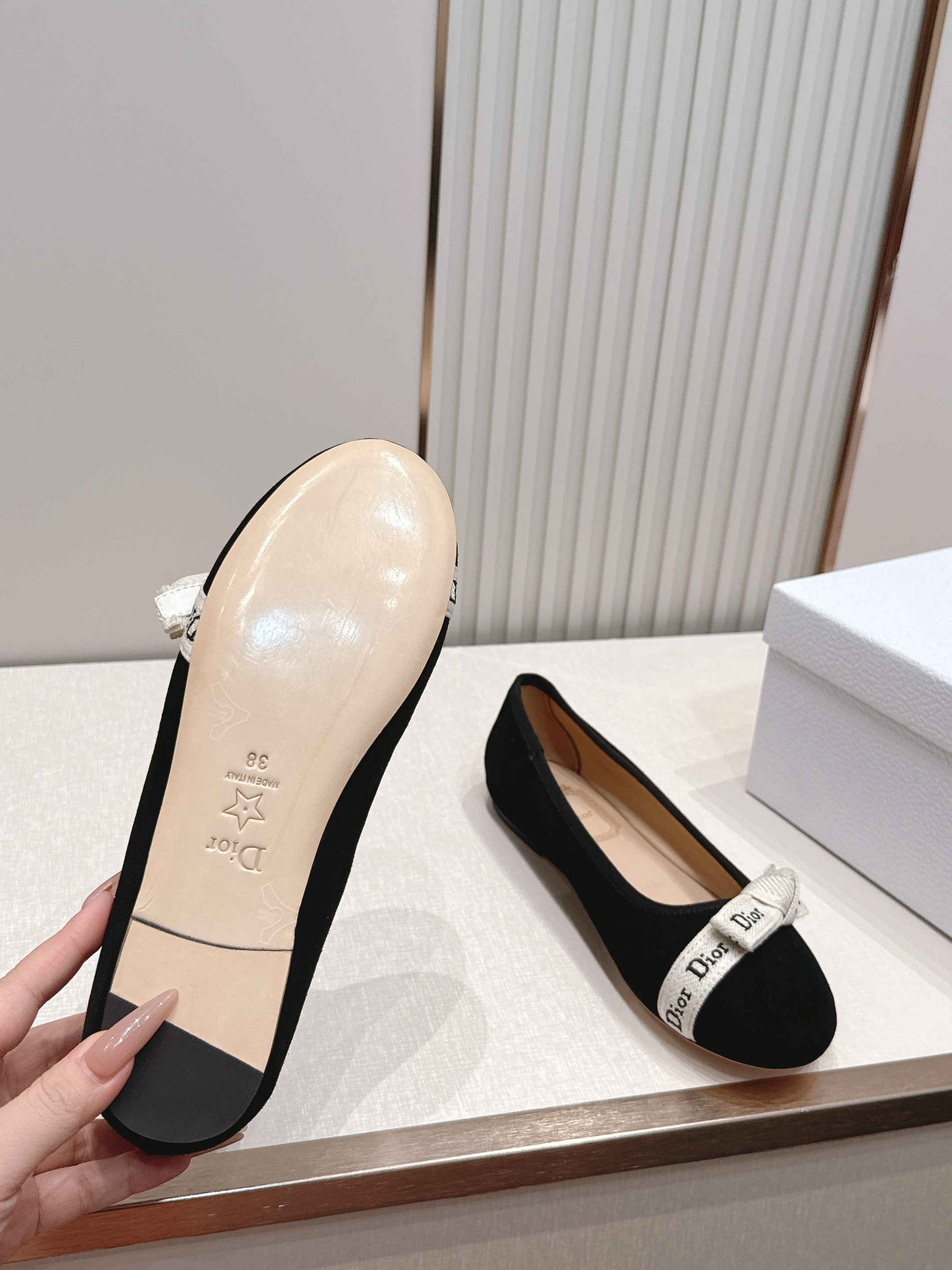 单鞋 Dior 迪奥 2026新款休闲鞋单鞋 经典品牌织带蝴蝶结点缀 低调奢华，随意穿搭 舒适度百分百少