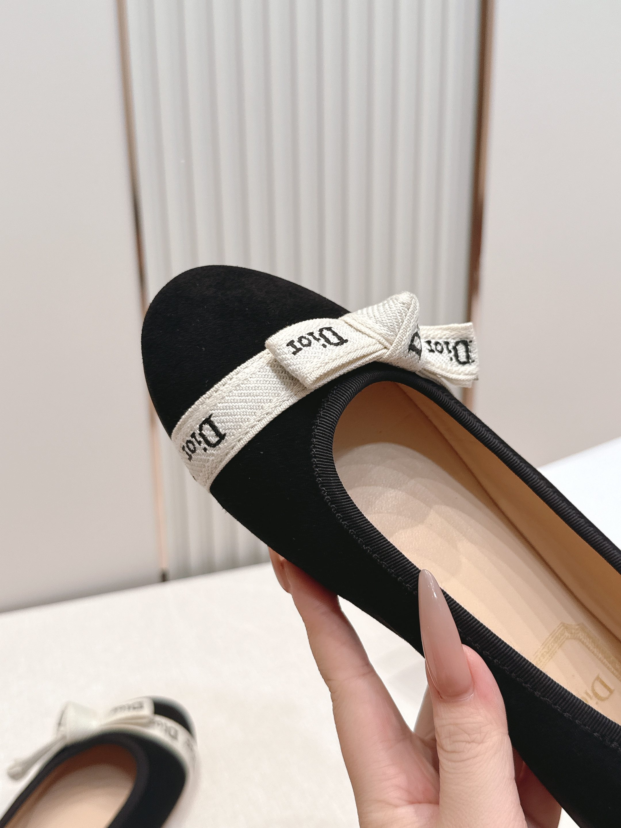 单鞋 Dior 迪奥 2026新款休闲鞋单鞋 经典品牌织带蝴蝶结点缀 低调奢华，随意穿搭 舒适度百分百少