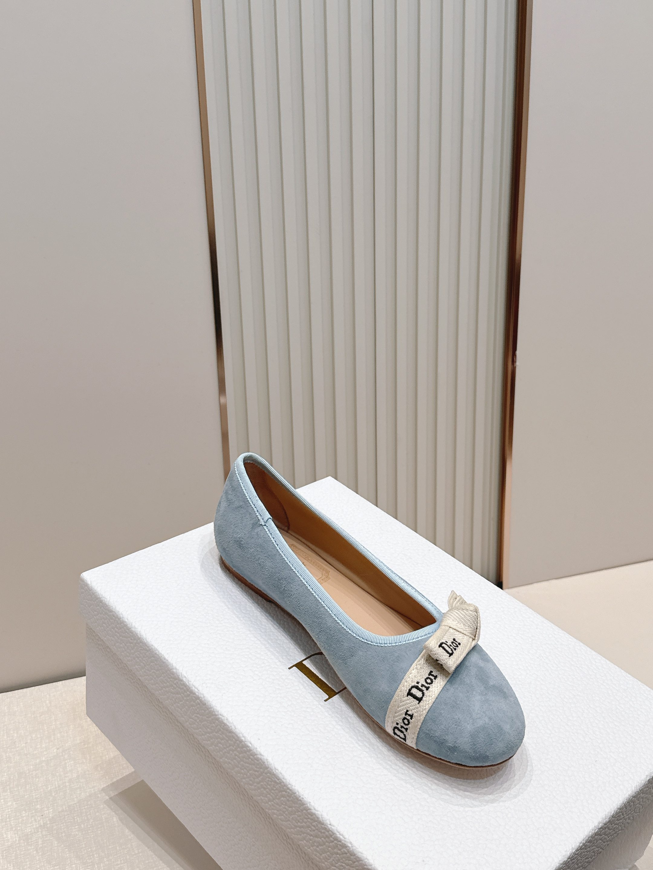 单鞋 Dior 迪奥 2026新款休闲鞋单鞋 经典品牌织带蝴蝶结点缀 低调奢华，随意穿搭 舒适度百分百少