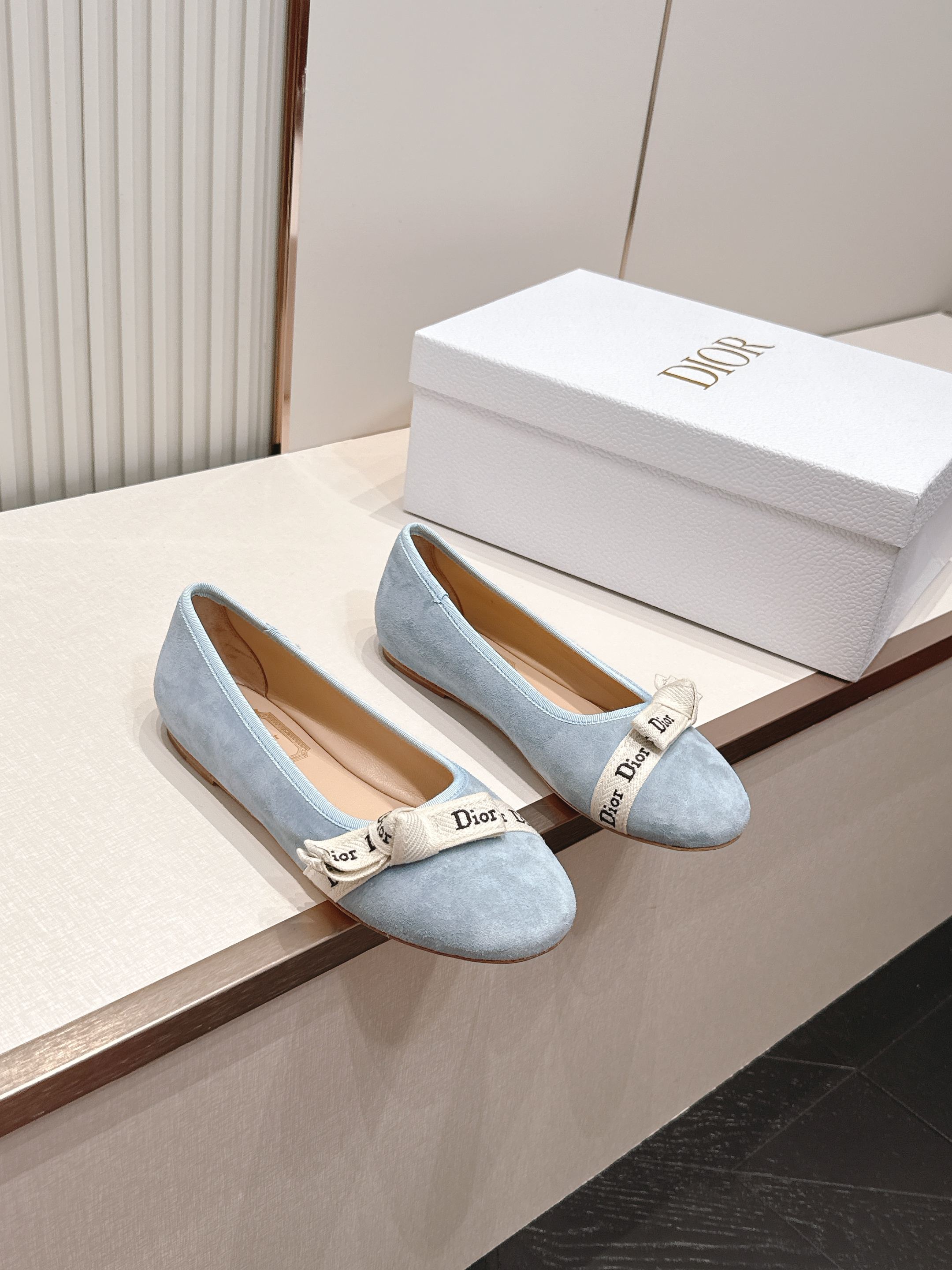 单鞋 Dior 迪奥 2026新款休闲鞋单鞋 经典品牌织带蝴蝶结点缀 低调奢华，随意穿搭 舒适度百分百少