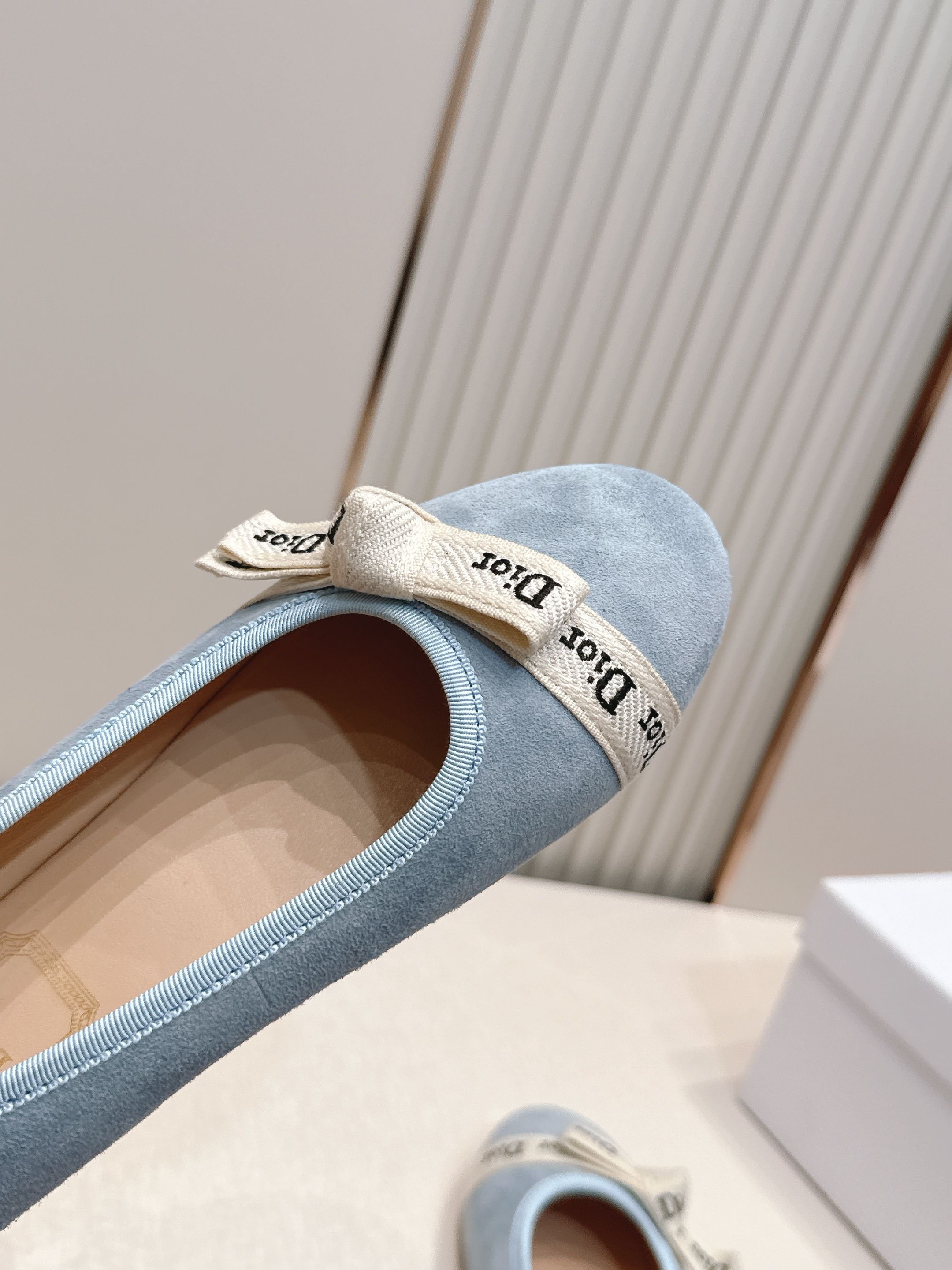 单鞋 Dior 迪奥 2026新款休闲鞋单鞋 经典品牌织带蝴蝶结点缀 低调奢华，随意穿搭 舒适度百分百少