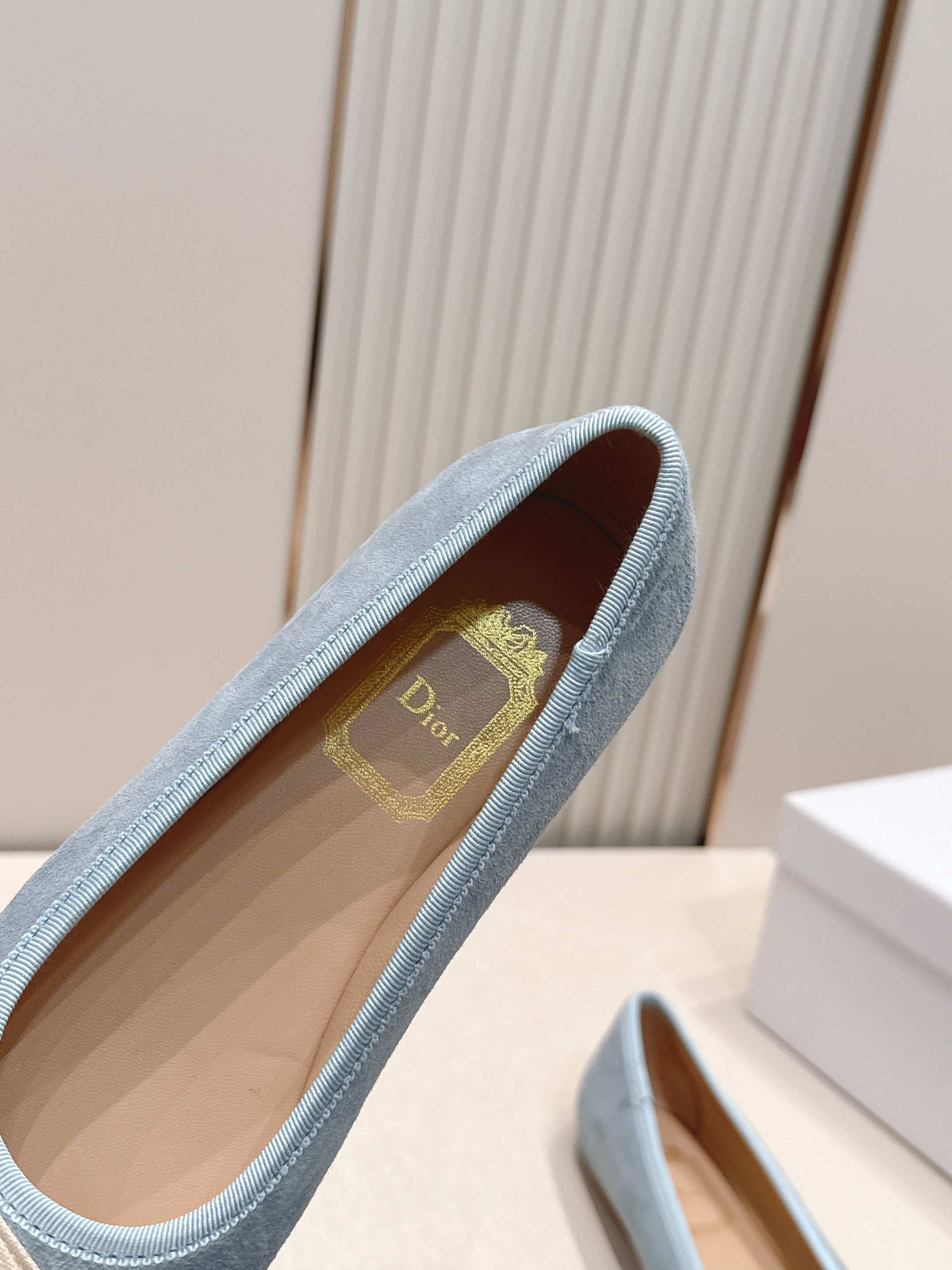 单鞋 Dior 迪奥 2026新款休闲鞋单鞋 经典品牌织带蝴蝶结点缀 低调奢华，随意穿搭 舒适度百分百少