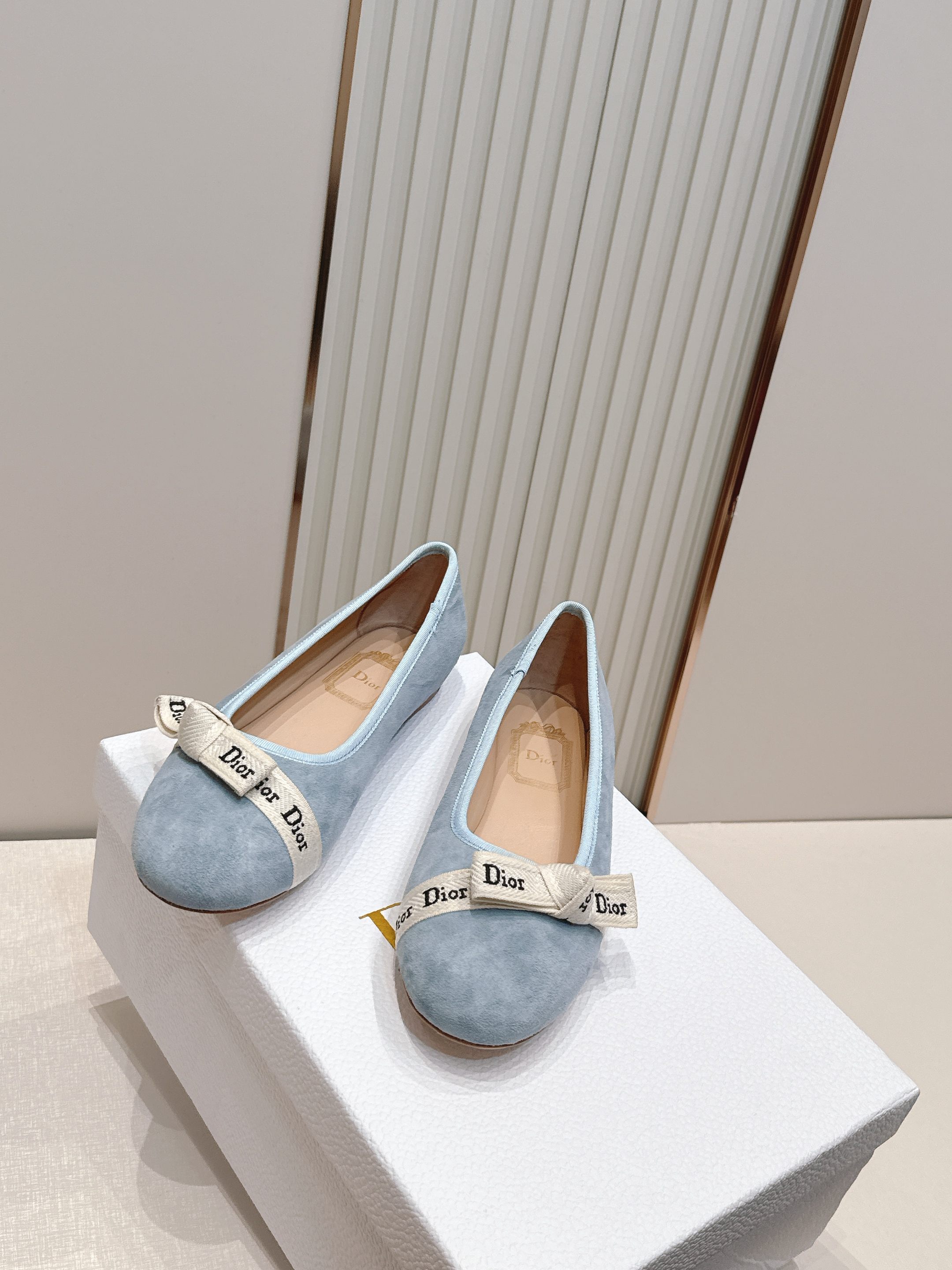 单鞋 Dior 迪奥 2026新款休闲鞋单鞋 经典品牌织带蝴蝶结点缀 低调奢华，随意穿搭 舒适度百分百少