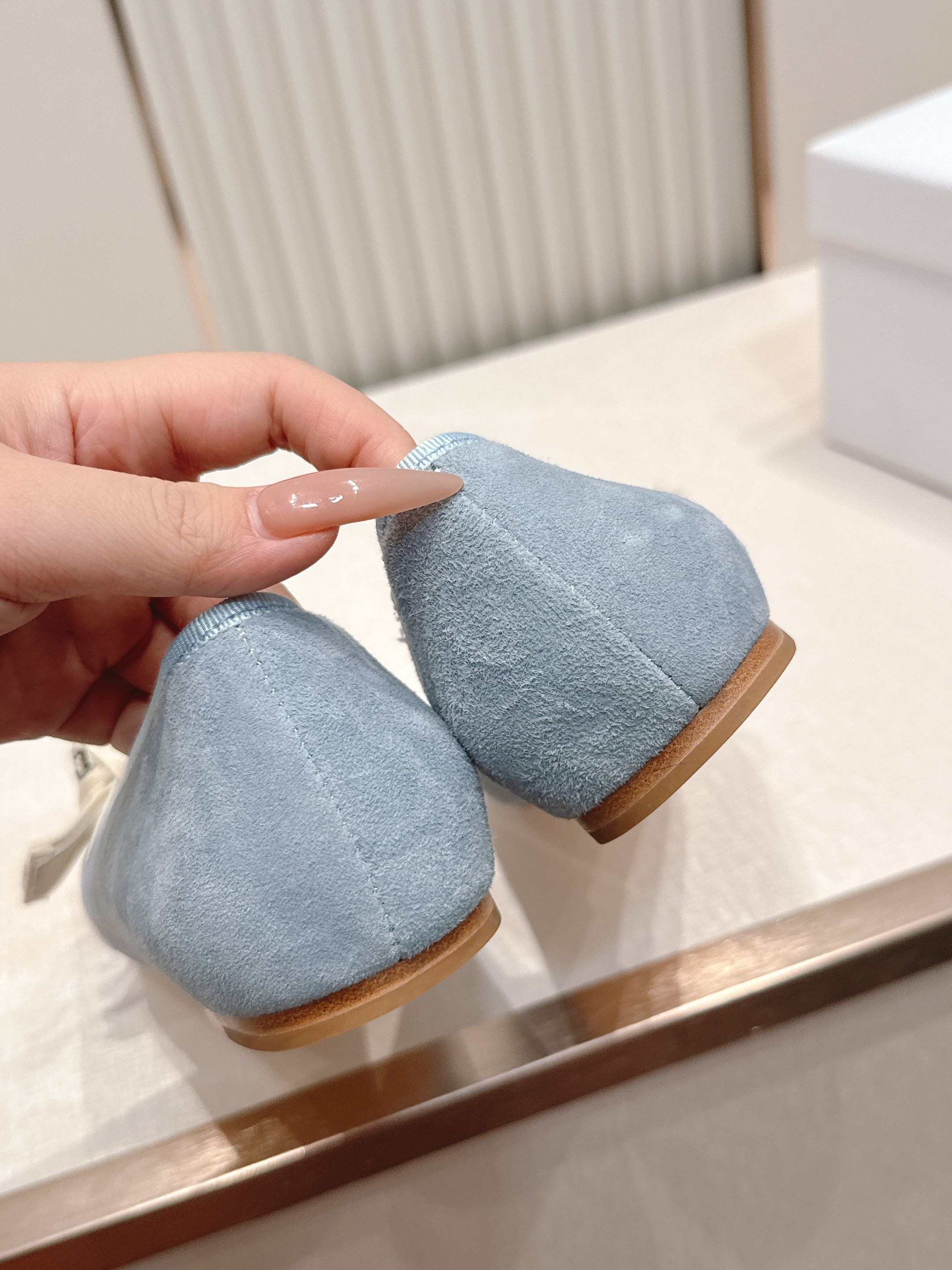单鞋 Dior 迪奥 2026新款休闲鞋单鞋 经典品牌织带蝴蝶结点缀 低调奢华，随意穿搭 舒适度百分百少
