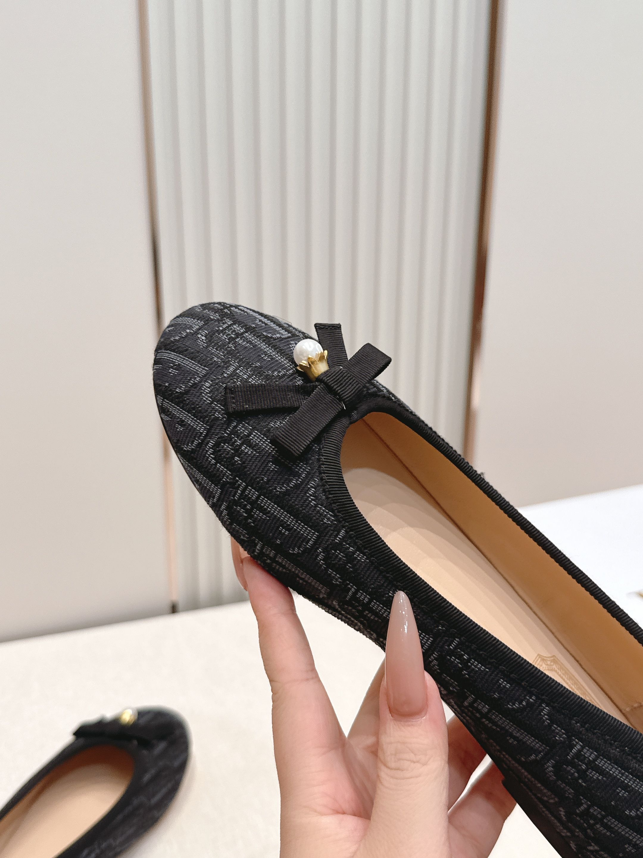 单鞋 Dior 迪奥 2026新款休闲鞋单鞋 经典品牌织带蝴蝶结点缀 低调奢华，随意穿搭 舒适度百分百少