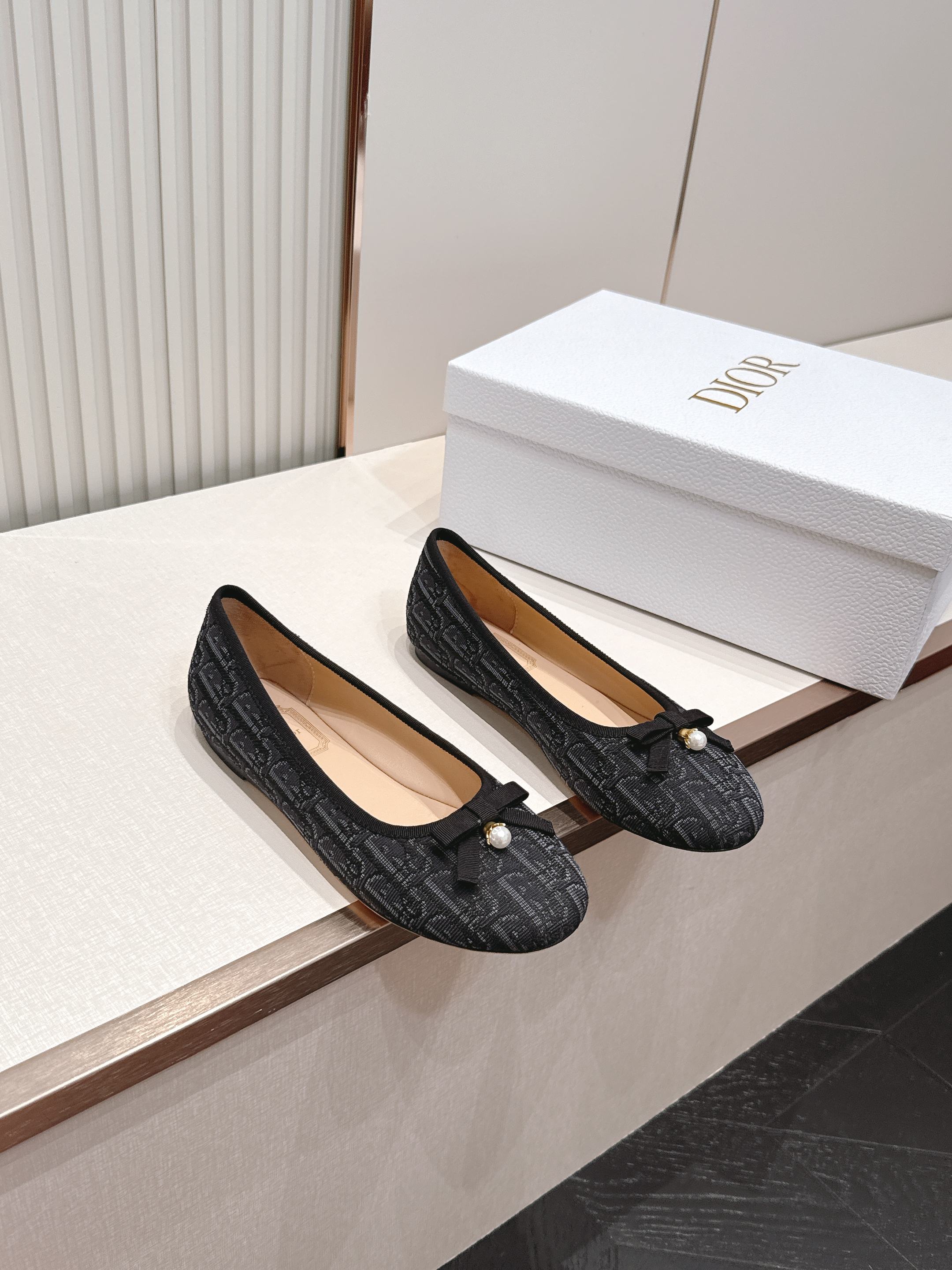 单鞋 Dior 迪奥 2026新款休闲鞋单鞋 经典品牌织带蝴蝶结点缀 低调奢华，随意穿搭 舒适度百分百少