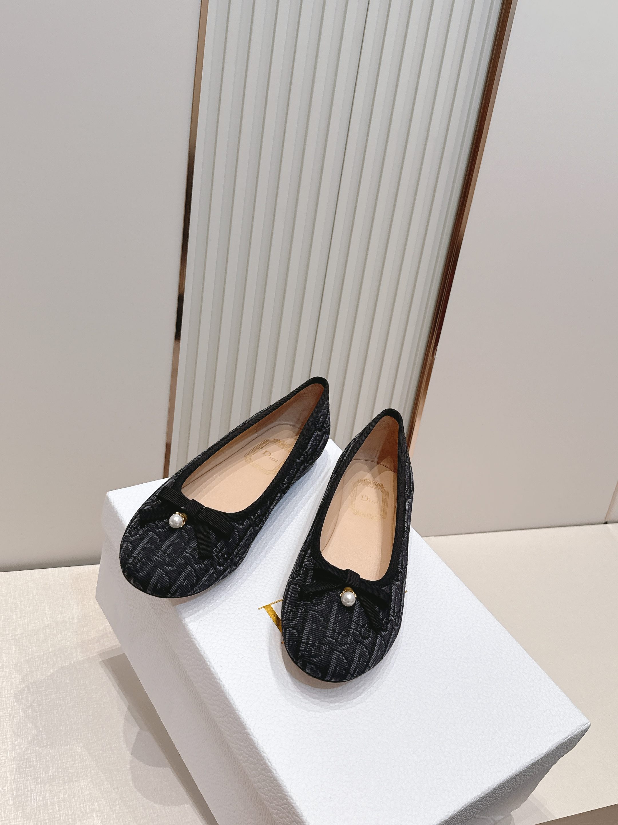 单鞋 Dior 迪奥 2026新款休闲鞋单鞋 经典品牌织带蝴蝶结点缀 低调奢华，随意穿搭 舒适度百分百少