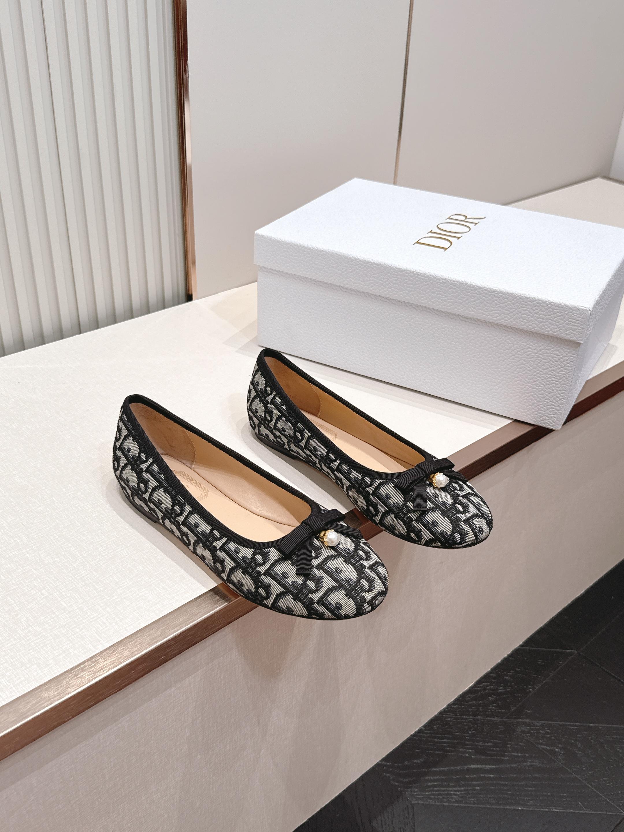 单鞋 Dior 迪奥 2026新款休闲鞋单鞋 经典品牌织带蝴蝶结点缀 低调奢华，随意穿搭 舒适度百分百少
