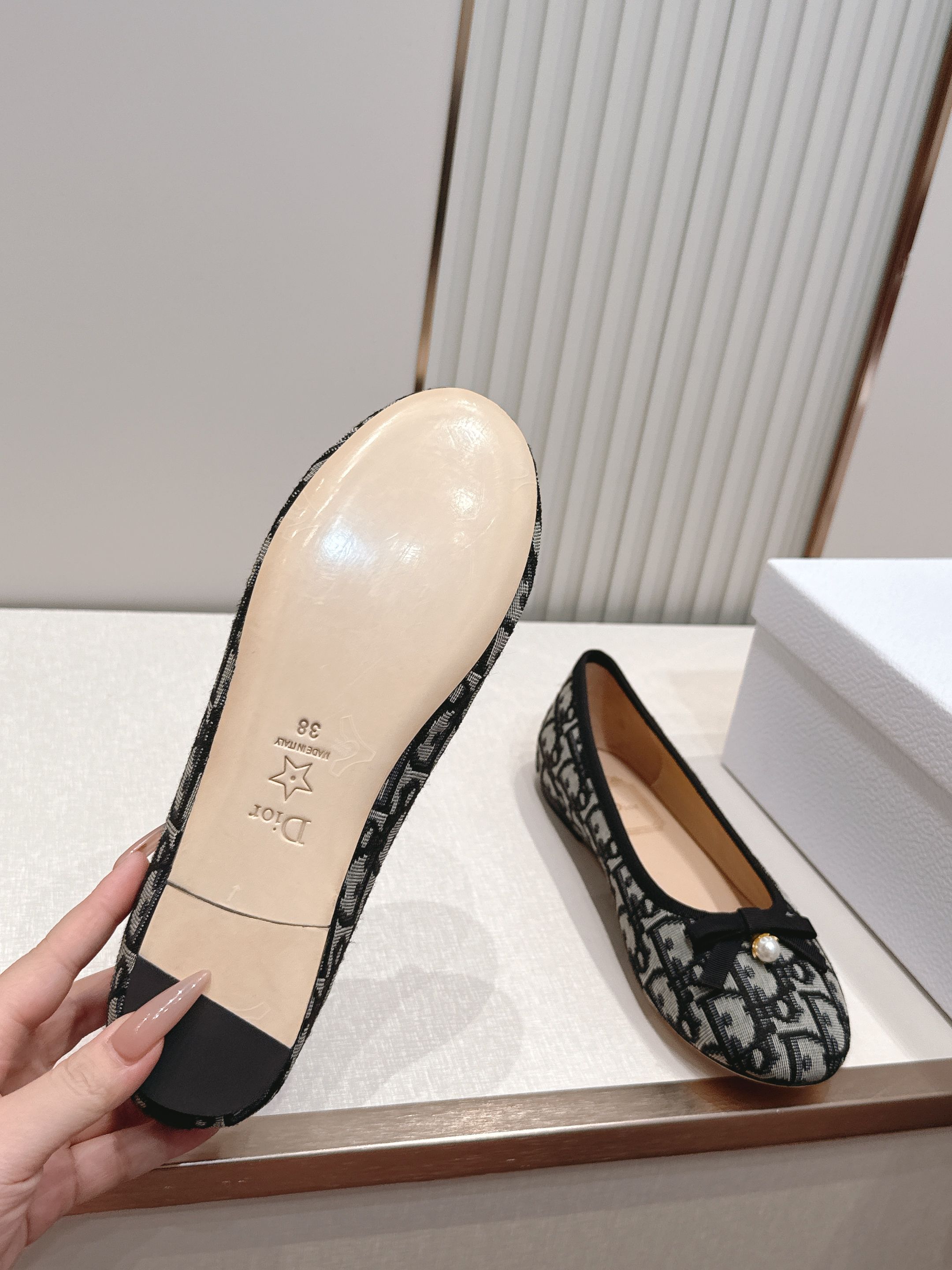 单鞋 Dior 迪奥 2026新款休闲鞋单鞋 经典品牌织带蝴蝶结点缀 低调奢华，随意穿搭 舒适度百分百少