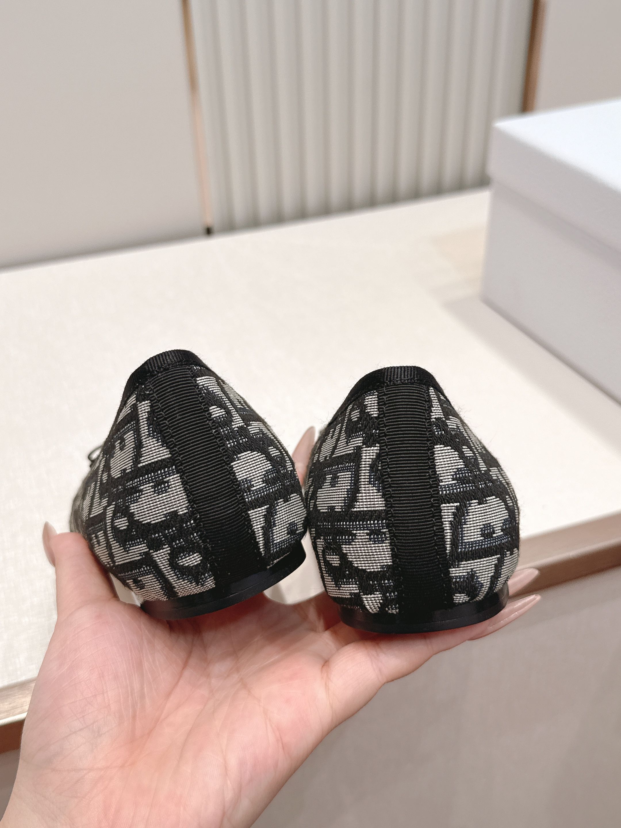 单鞋 Dior 迪奥 2026新款休闲鞋单鞋 经典品牌织带蝴蝶结点缀 低调奢华，随意穿搭 舒适度百分百少