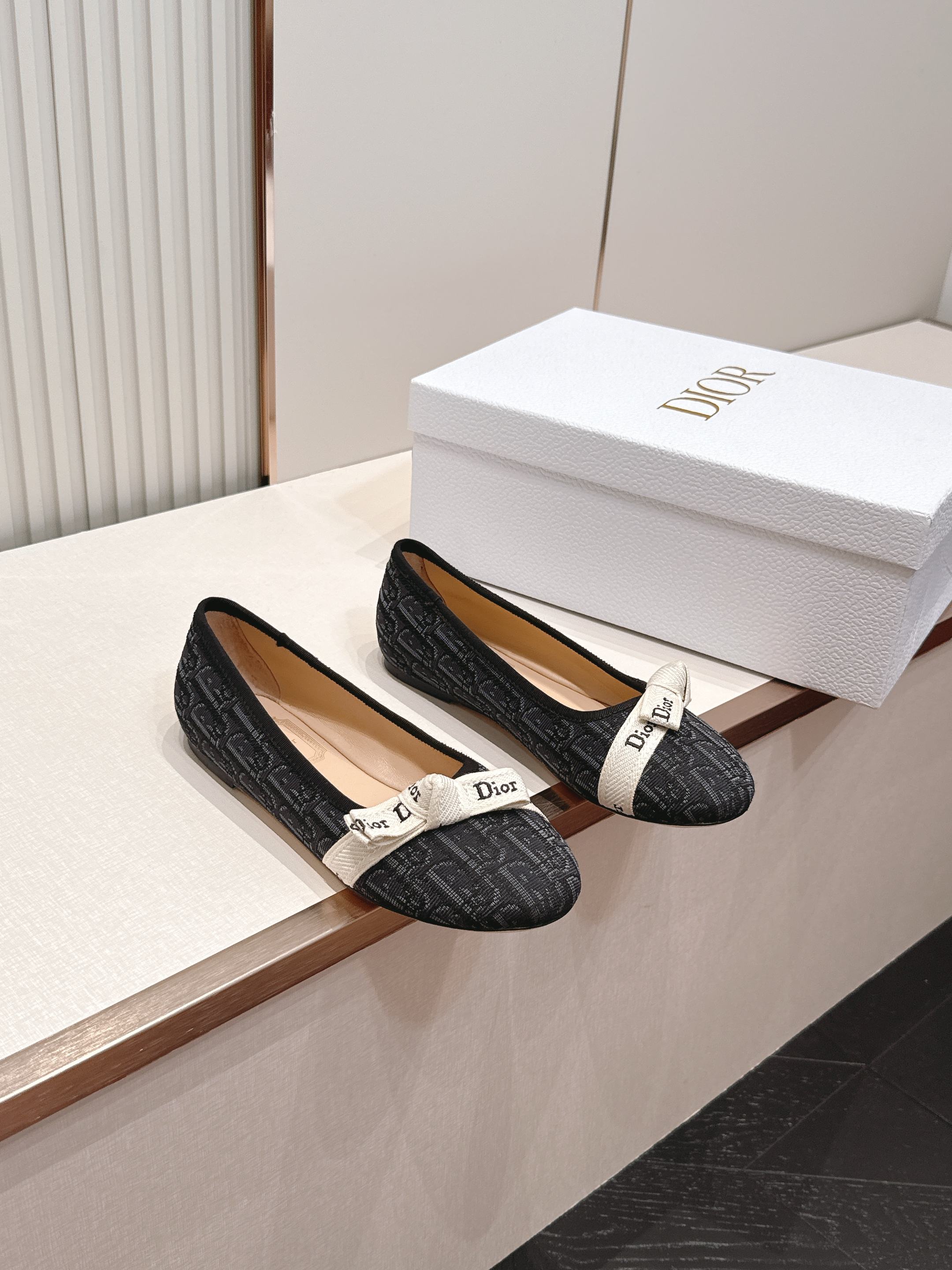 单鞋 Dior 迪奥 2026新款休闲鞋单鞋 经典品牌织带蝴蝶结点缀 低调奢华，随意穿搭 舒适度百分百少
