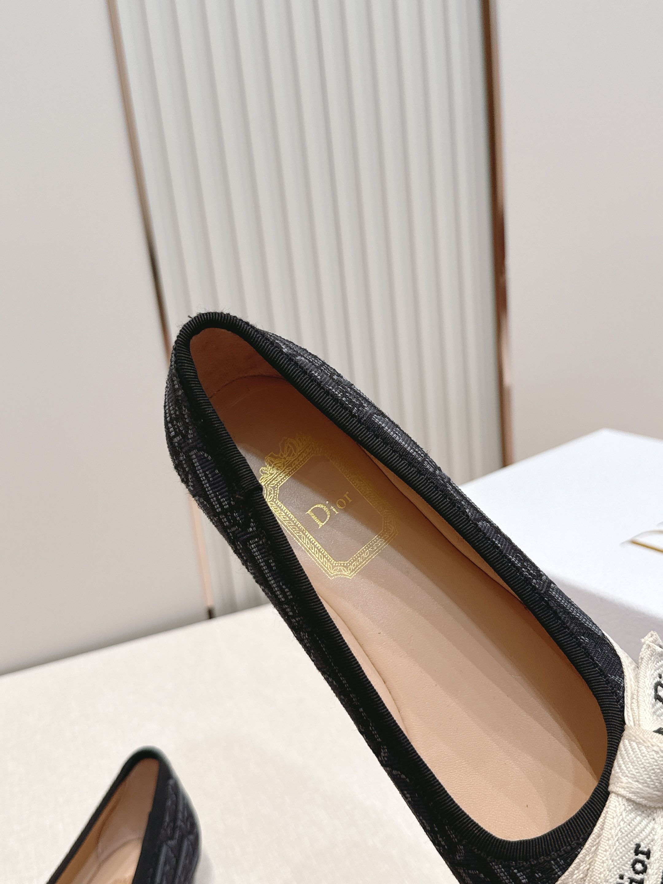 单鞋 Dior 迪奥 2026新款休闲鞋单鞋 经典品牌织带蝴蝶结点缀 低调奢华，随意穿搭 舒适度百分百少