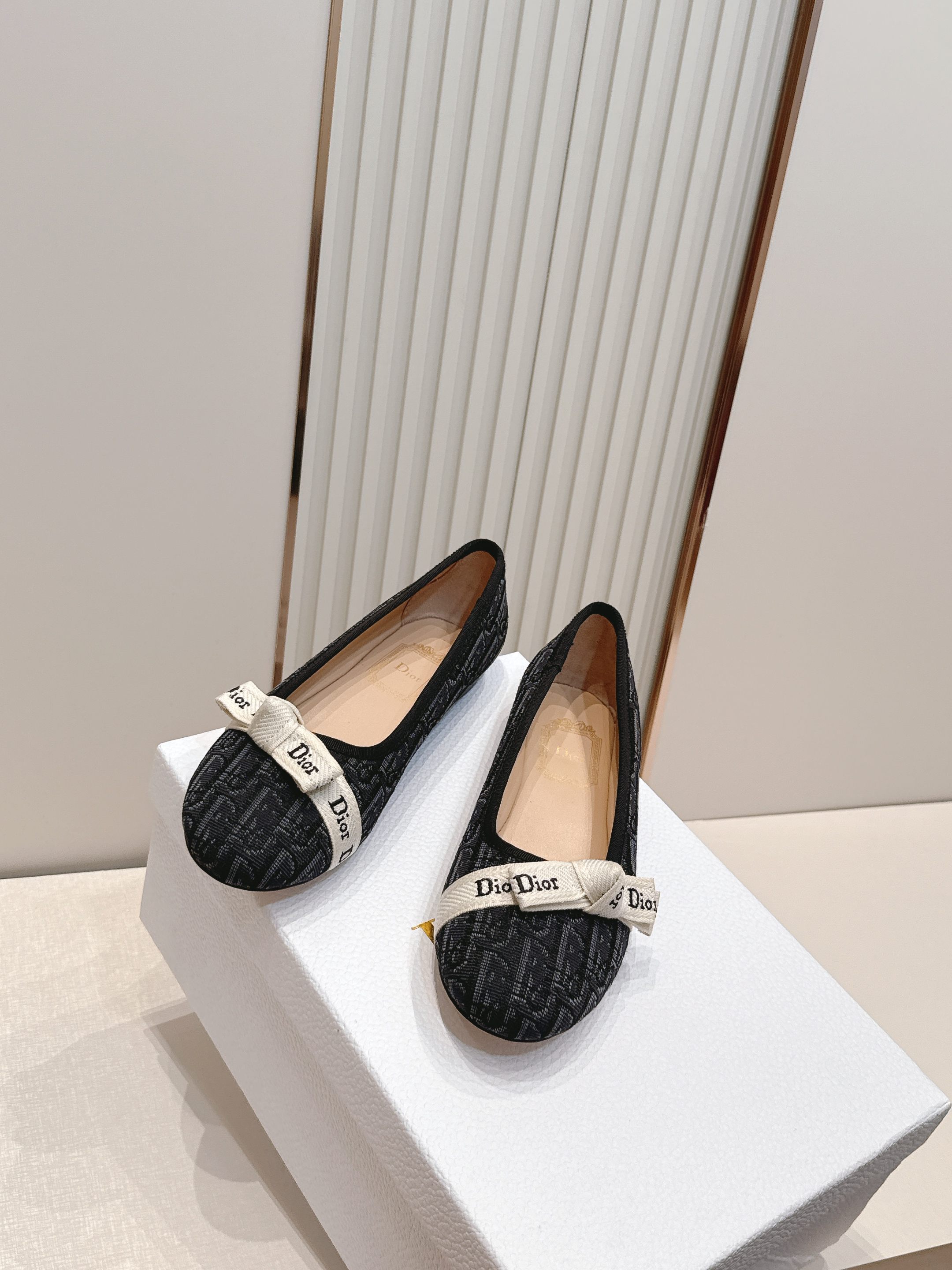 单鞋 Dior 迪奥 2026新款休闲鞋单鞋 经典品牌织带蝴蝶结点缀 低调奢华，随意穿搭 舒适度百分百少