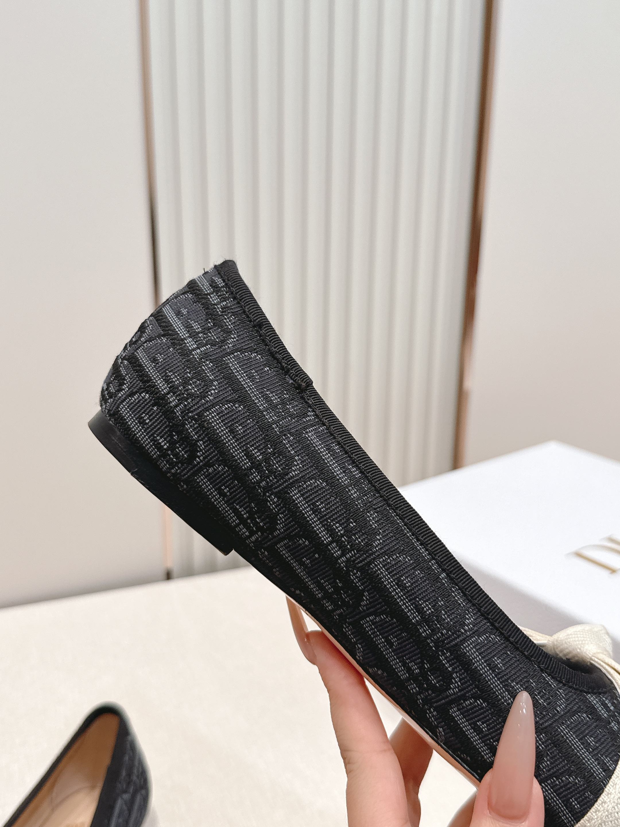 单鞋 Dior 迪奥 2026新款休闲鞋单鞋 经典品牌织带蝴蝶结点缀 低调奢华，随意穿搭 舒适度百分百少