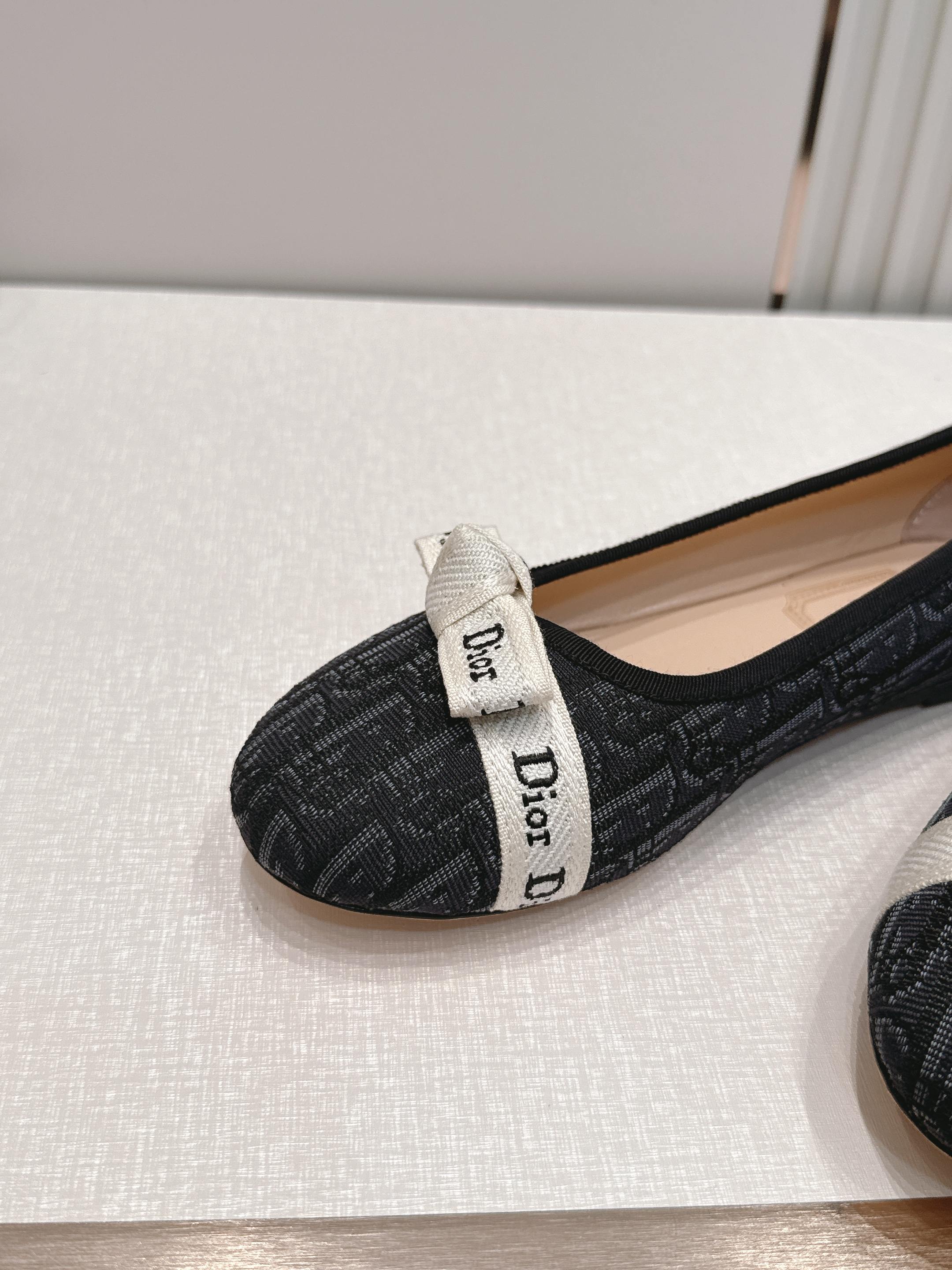 单鞋 Dior 迪奥 2026新款休闲鞋单鞋 经典品牌织带蝴蝶结点缀 低调奢华，随意穿搭 舒适度百分百少