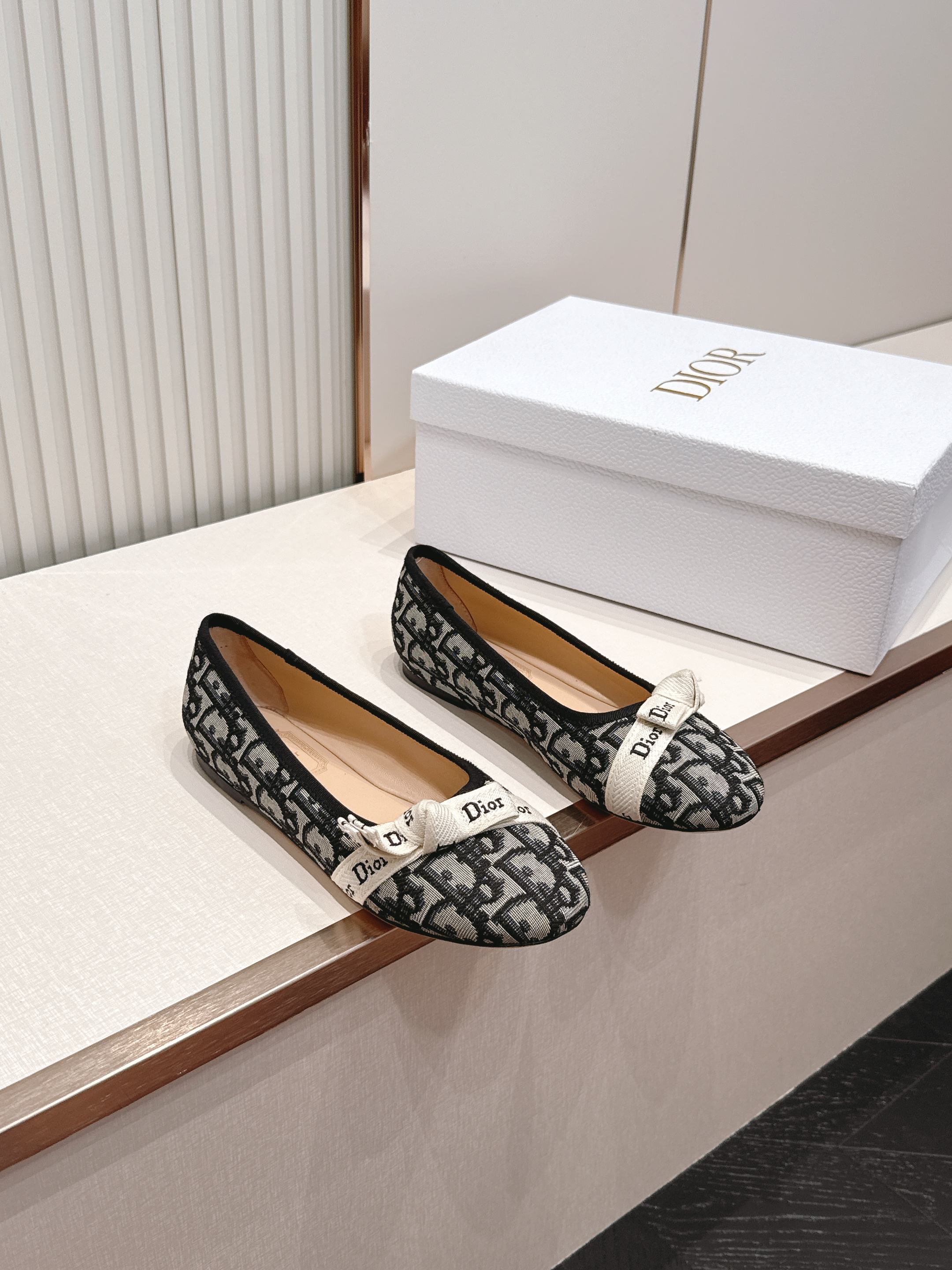 单鞋 Dior 迪奥 2026新款休闲鞋单鞋 经典品牌织带蝴蝶结点缀 低调奢华，随意穿搭 舒适度百分百少
