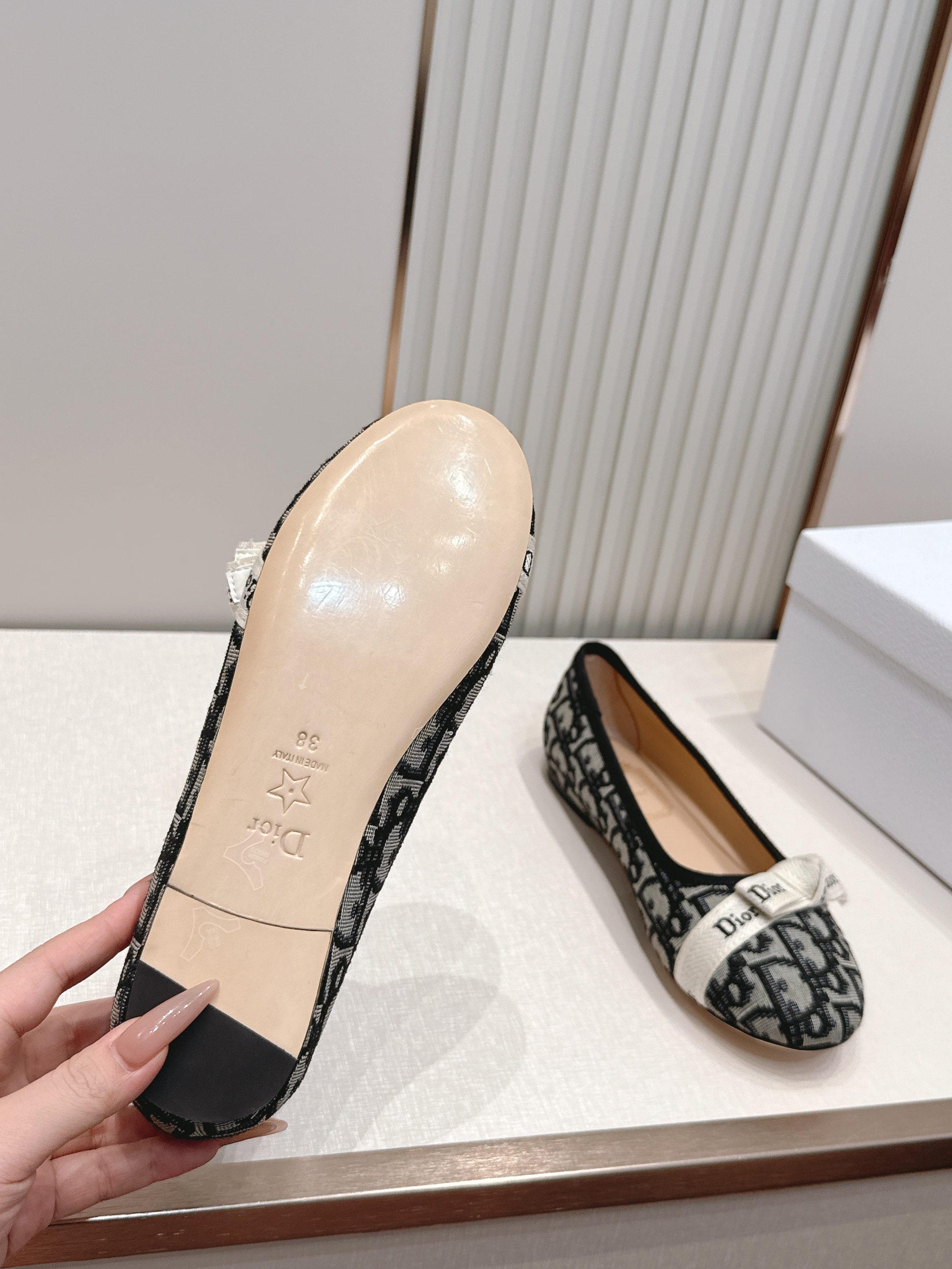 单鞋 Dior 迪奥 2026新款休闲鞋单鞋 经典品牌织带蝴蝶结点缀 低调奢华，随意穿搭 舒适度百分百少