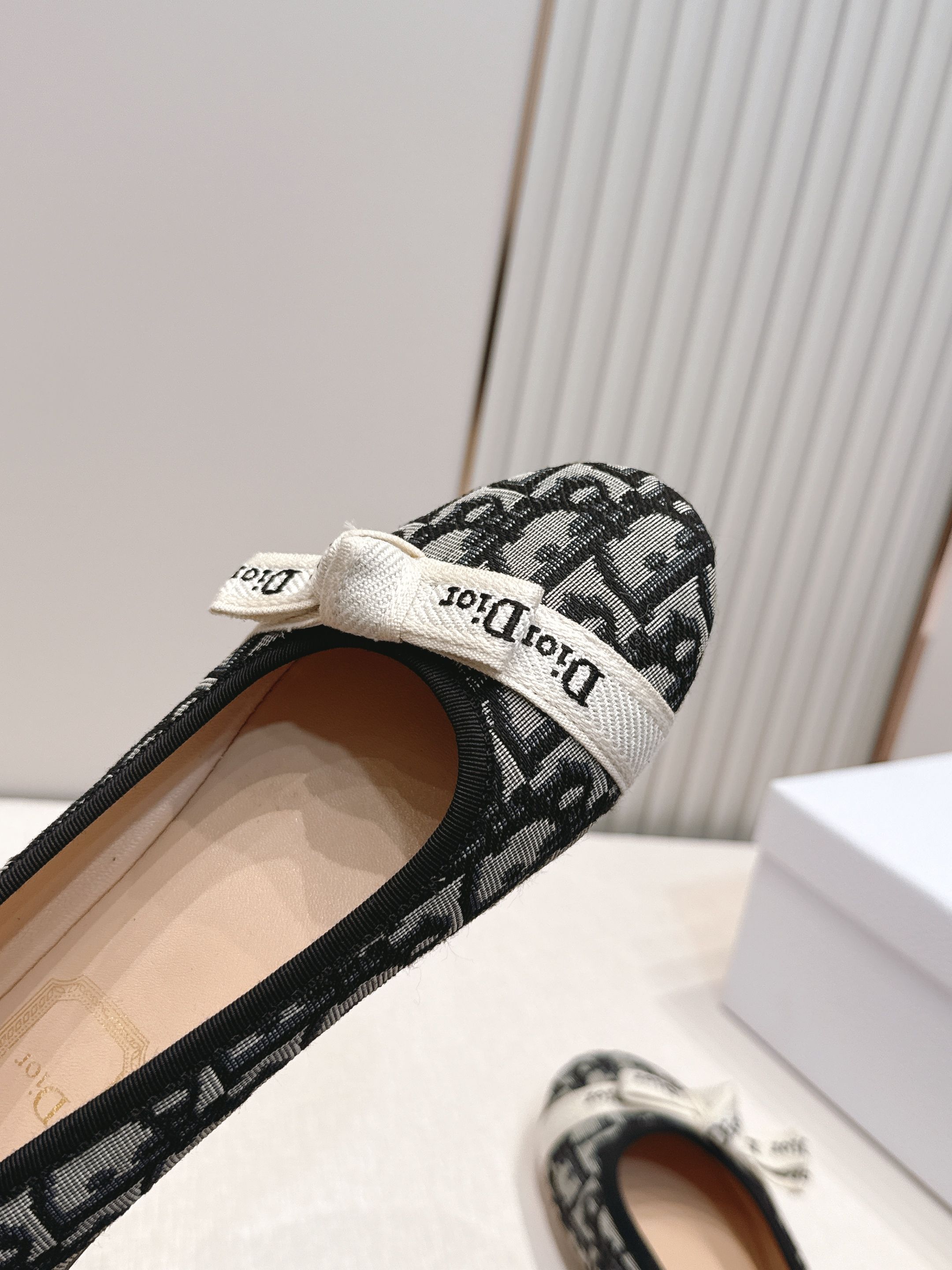 单鞋 Dior 迪奥 2026新款休闲鞋单鞋 经典品牌织带蝴蝶结点缀 低调奢华，随意穿搭 舒适度百分百少
