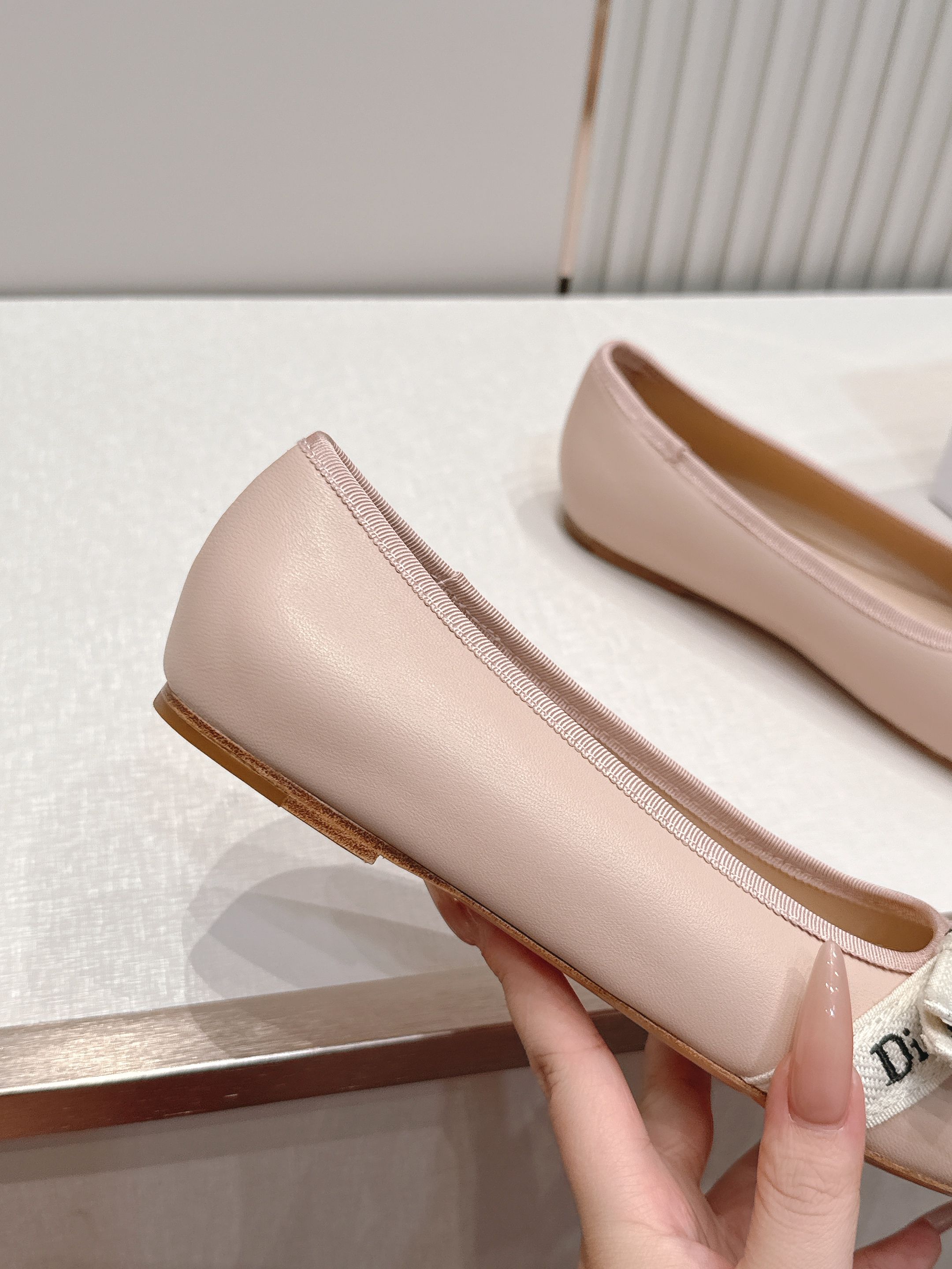 单鞋 Dior 迪奥 2026新款休闲鞋单鞋 经典品牌织带蝴蝶结点缀 低调奢华，随意穿搭 舒适度百分百少