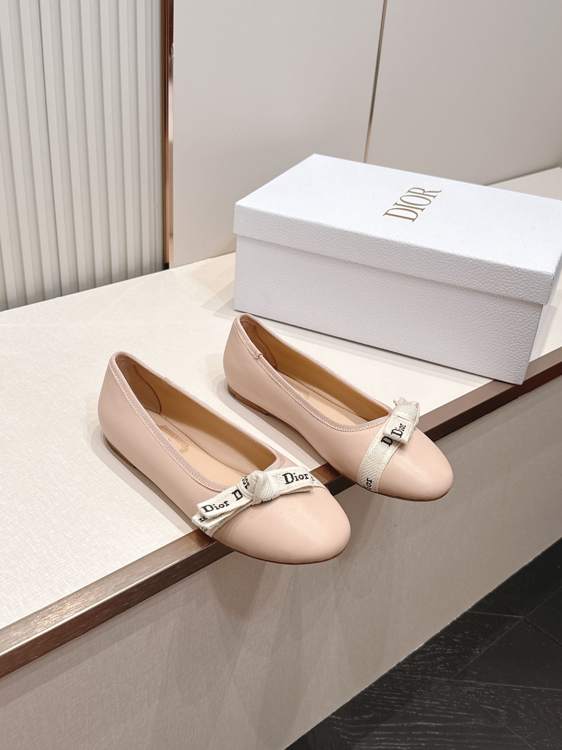 单鞋 Dior 迪奥 2026新款休闲鞋单鞋 经典品牌织带蝴蝶结点缀 低调奢华，随意穿搭 舒适度百分百少