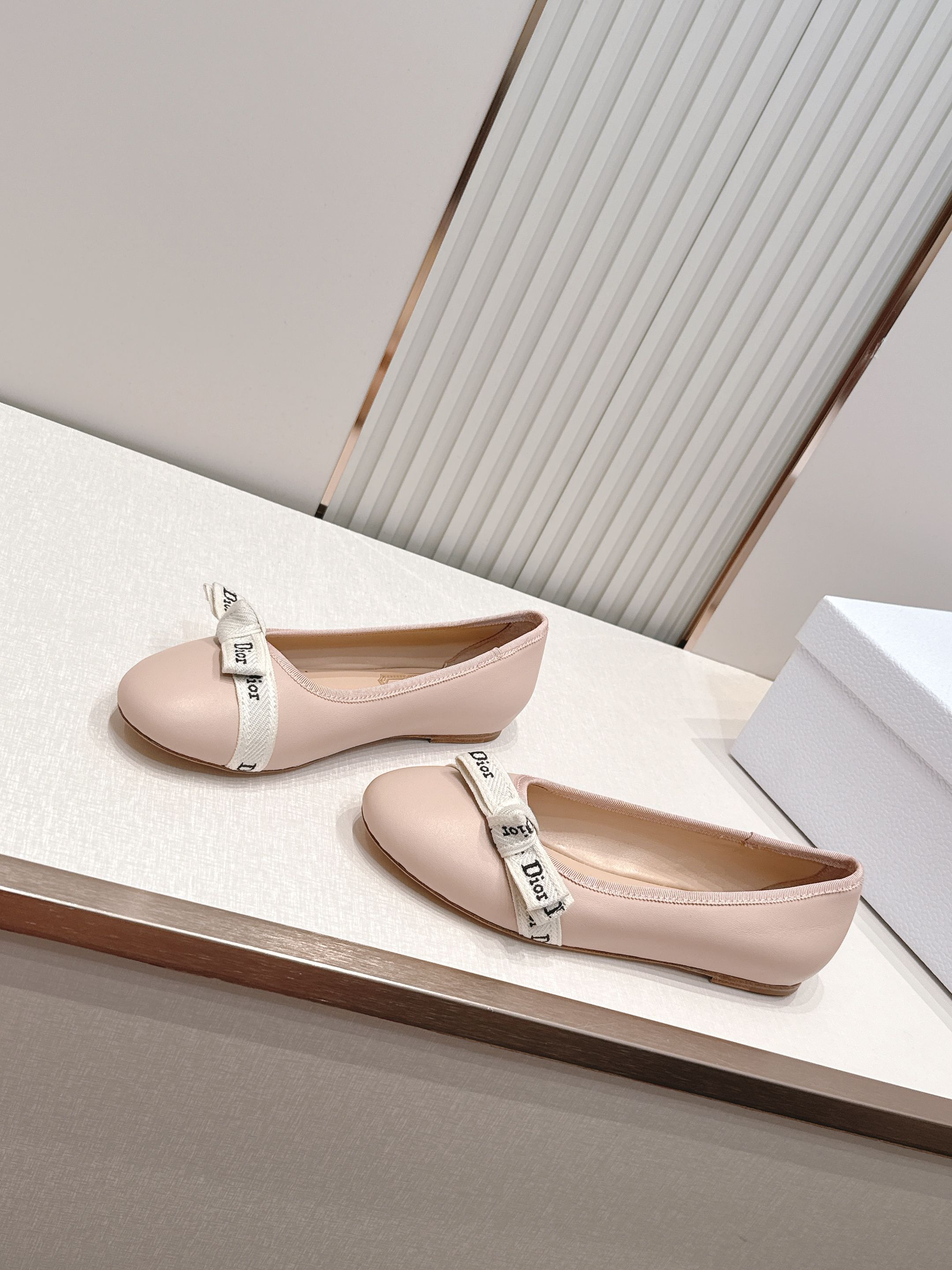 单鞋 Dior 迪奥 2026新款休闲鞋单鞋 经典品牌织带蝴蝶结点缀 低调奢华，随意穿搭 舒适度百分百少