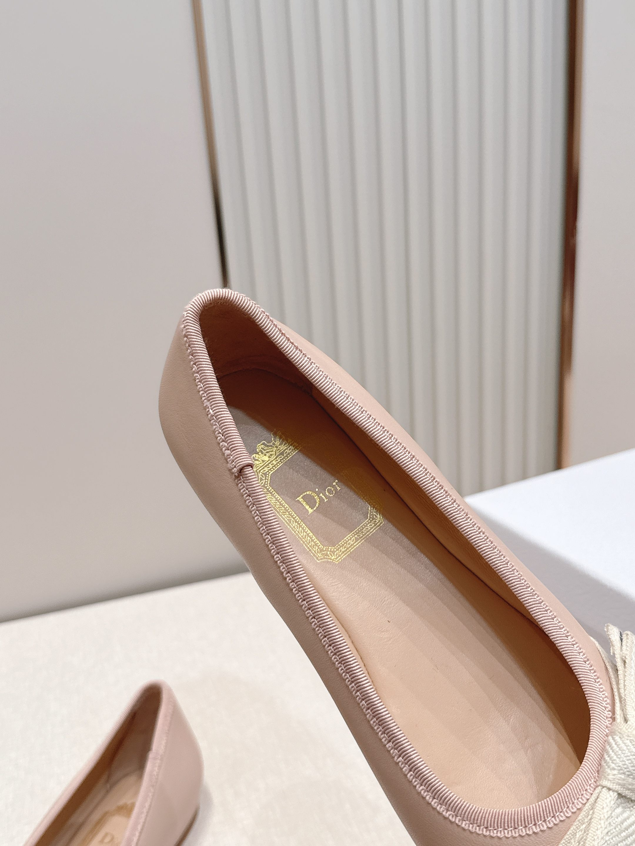 单鞋 Dior 迪奥 2026新款休闲鞋单鞋 经典品牌织带蝴蝶结点缀 低调奢华，随意穿搭 舒适度百分百少
