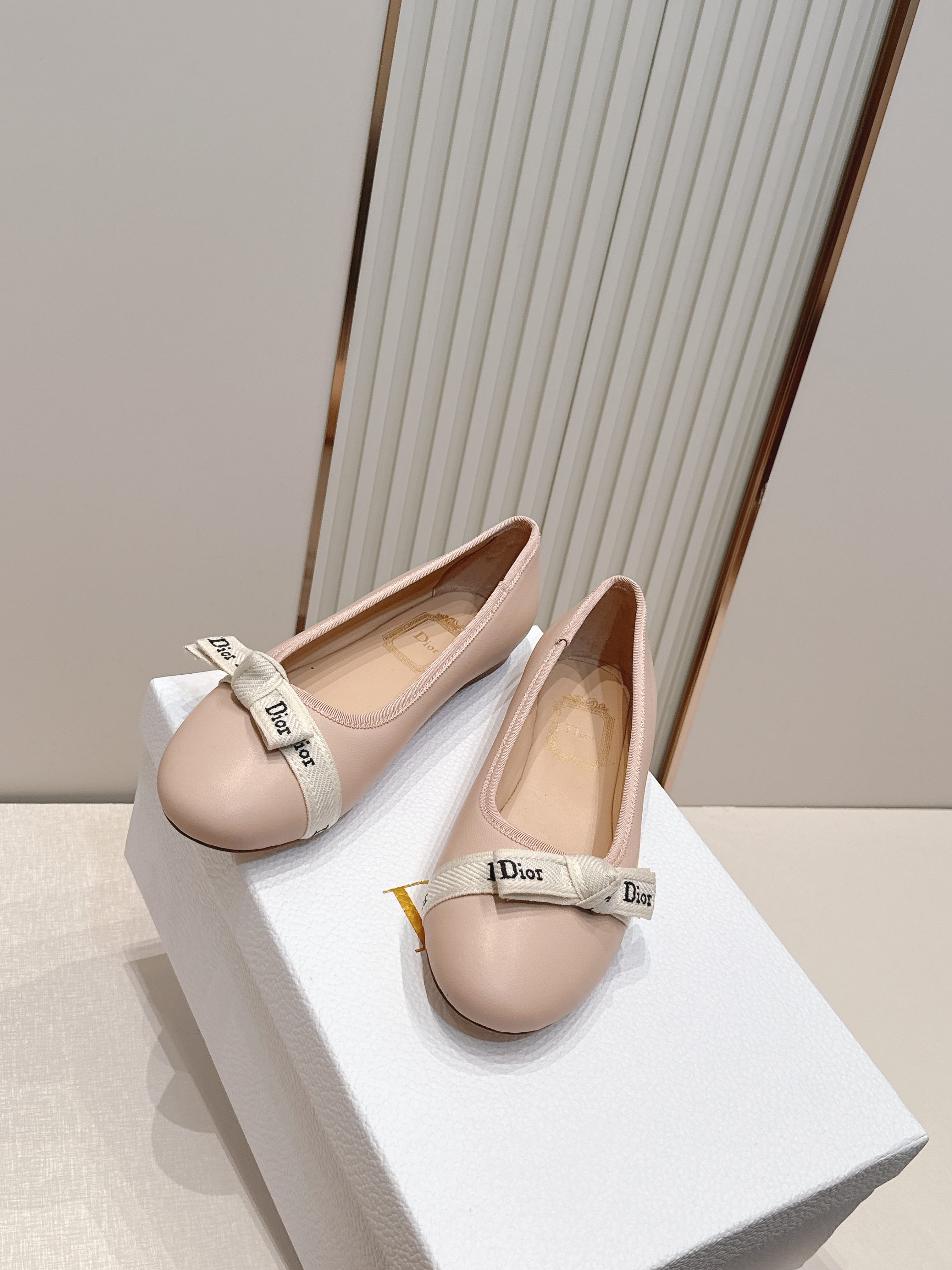 单鞋 Dior 迪奥 2026新款休闲鞋单鞋 经典品牌织带蝴蝶结点缀 低调奢华，随意穿搭 舒适度百分百少