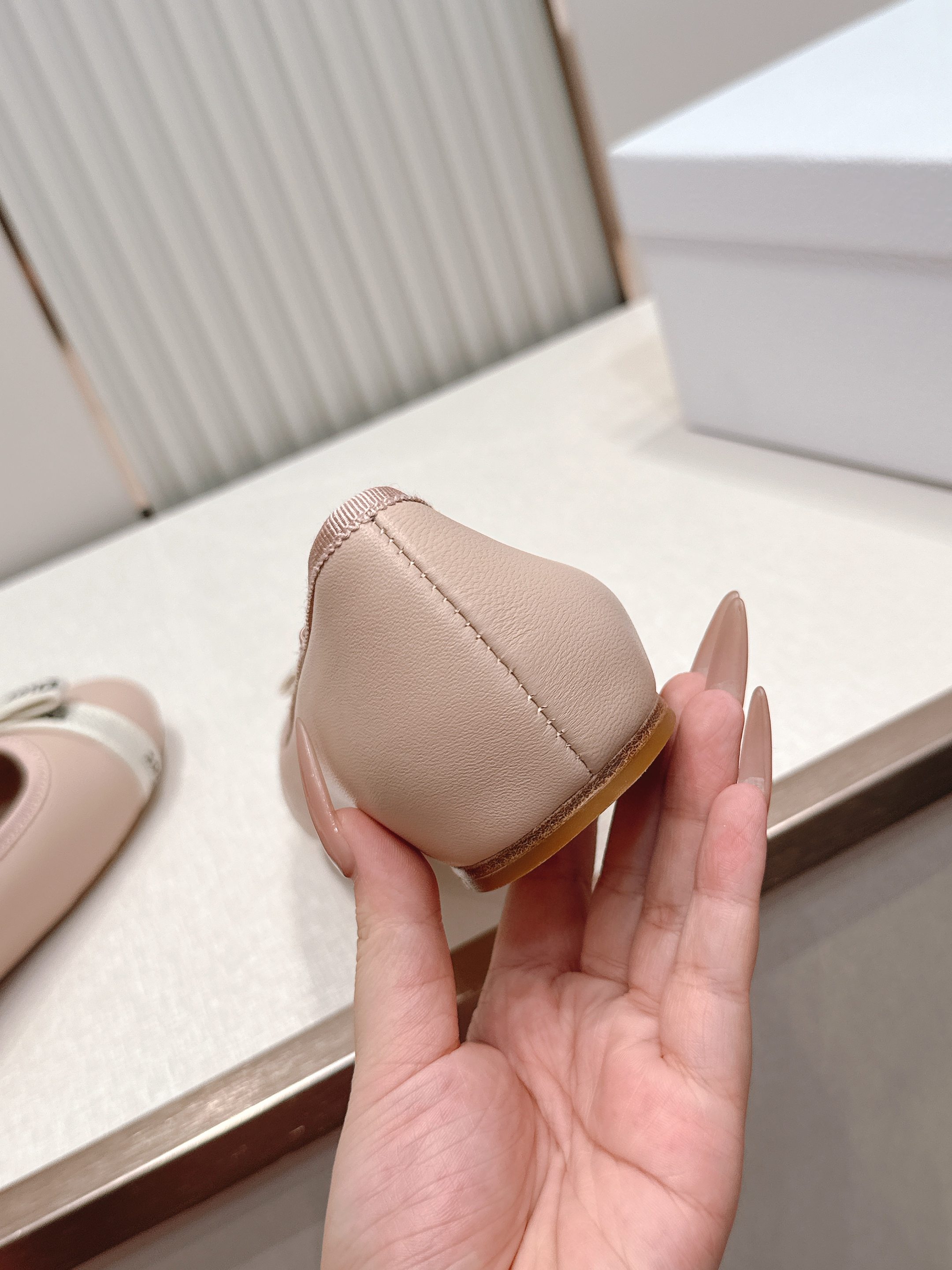 单鞋 Dior 迪奥 2026新款休闲鞋单鞋 经典品牌织带蝴蝶结点缀 低调奢华，随意穿搭 舒适度百分百少