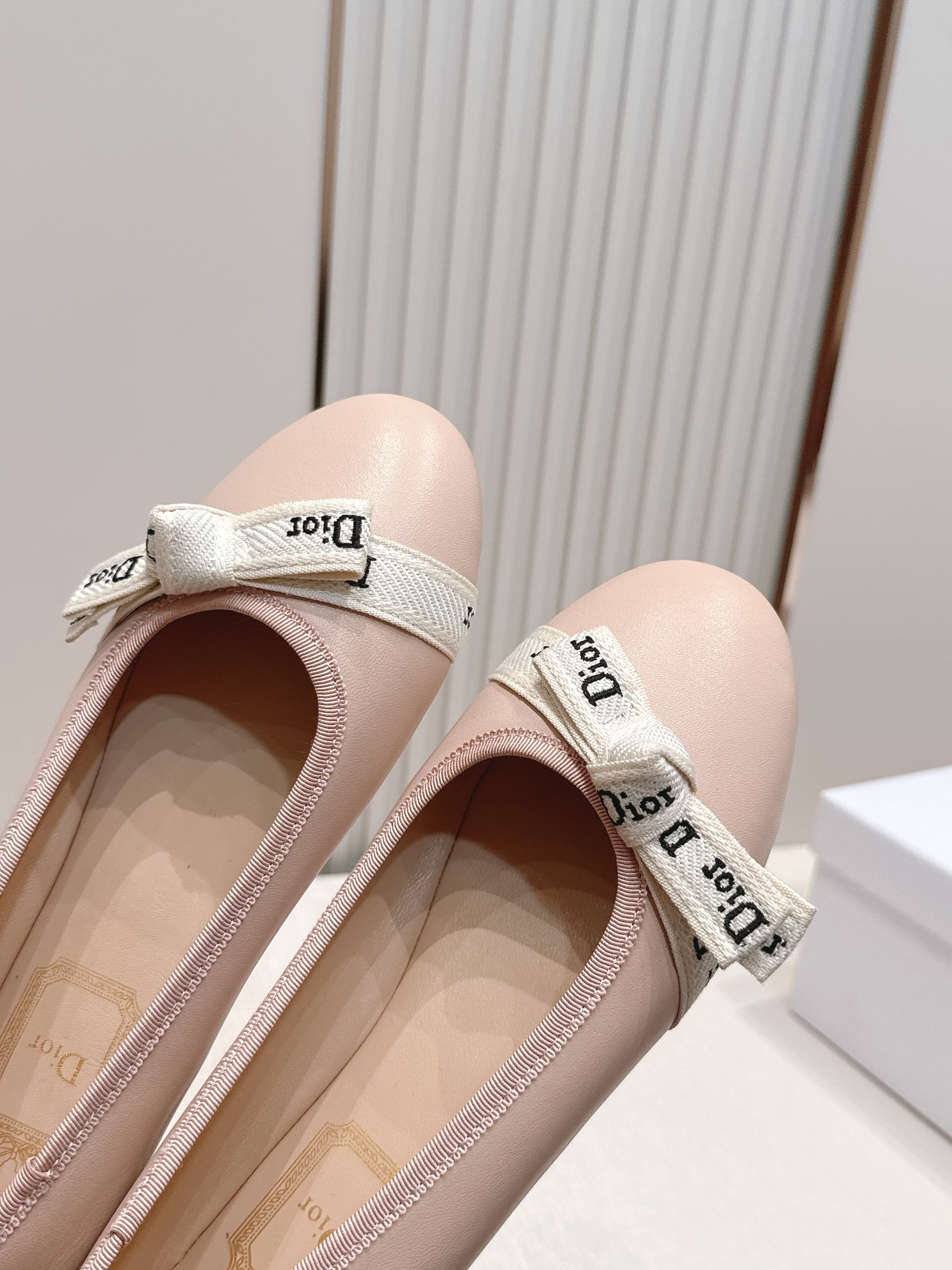 单鞋 Dior 迪奥 2026新款休闲鞋单鞋 经典品牌织带蝴蝶结点缀 低调奢华，随意穿搭 舒适度百分百少