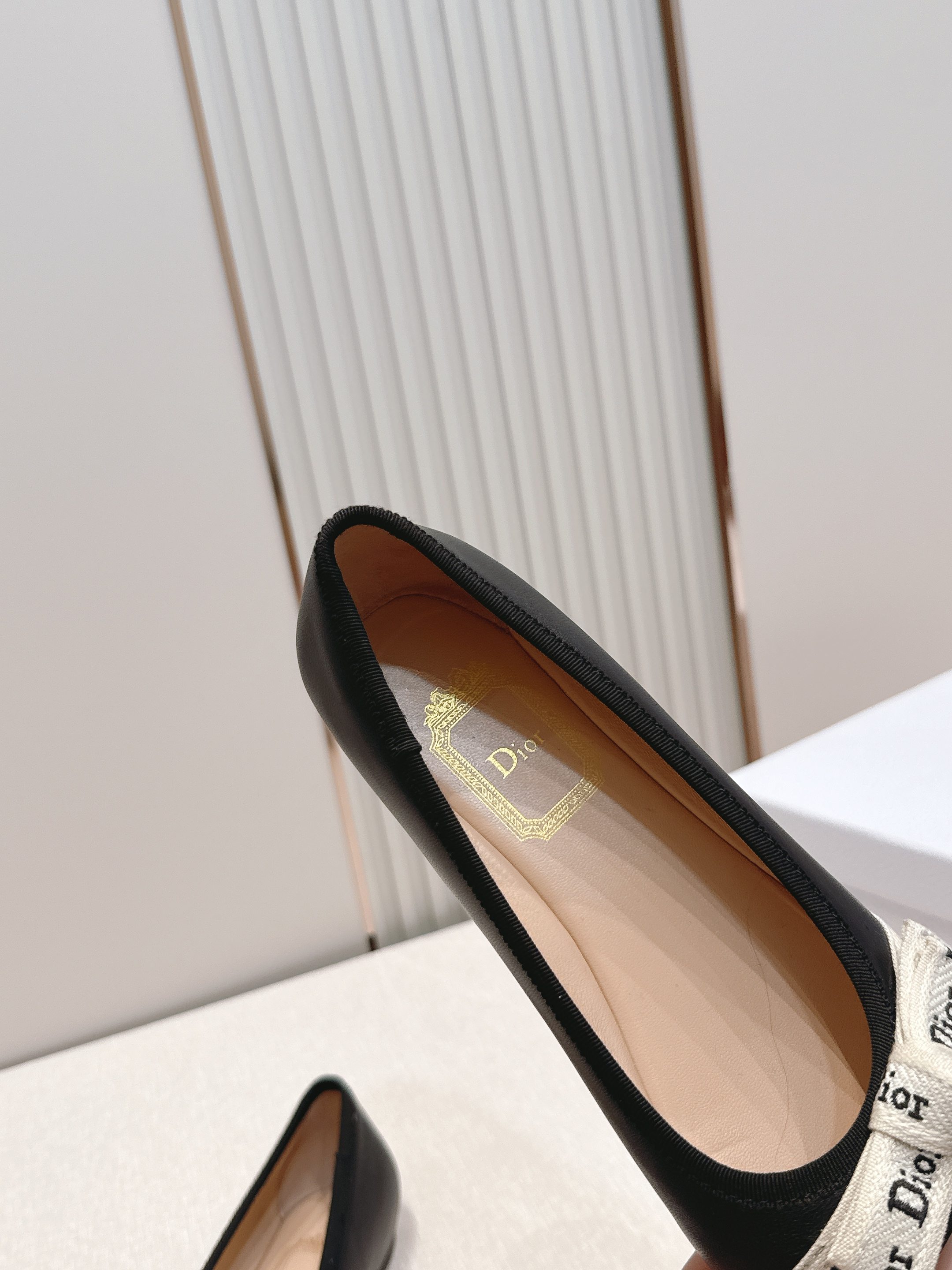 单鞋 Dior 迪奥 2026新款休闲鞋单鞋 经典品牌织带蝴蝶结点缀 低调奢华，随意穿搭 舒适度百分百少